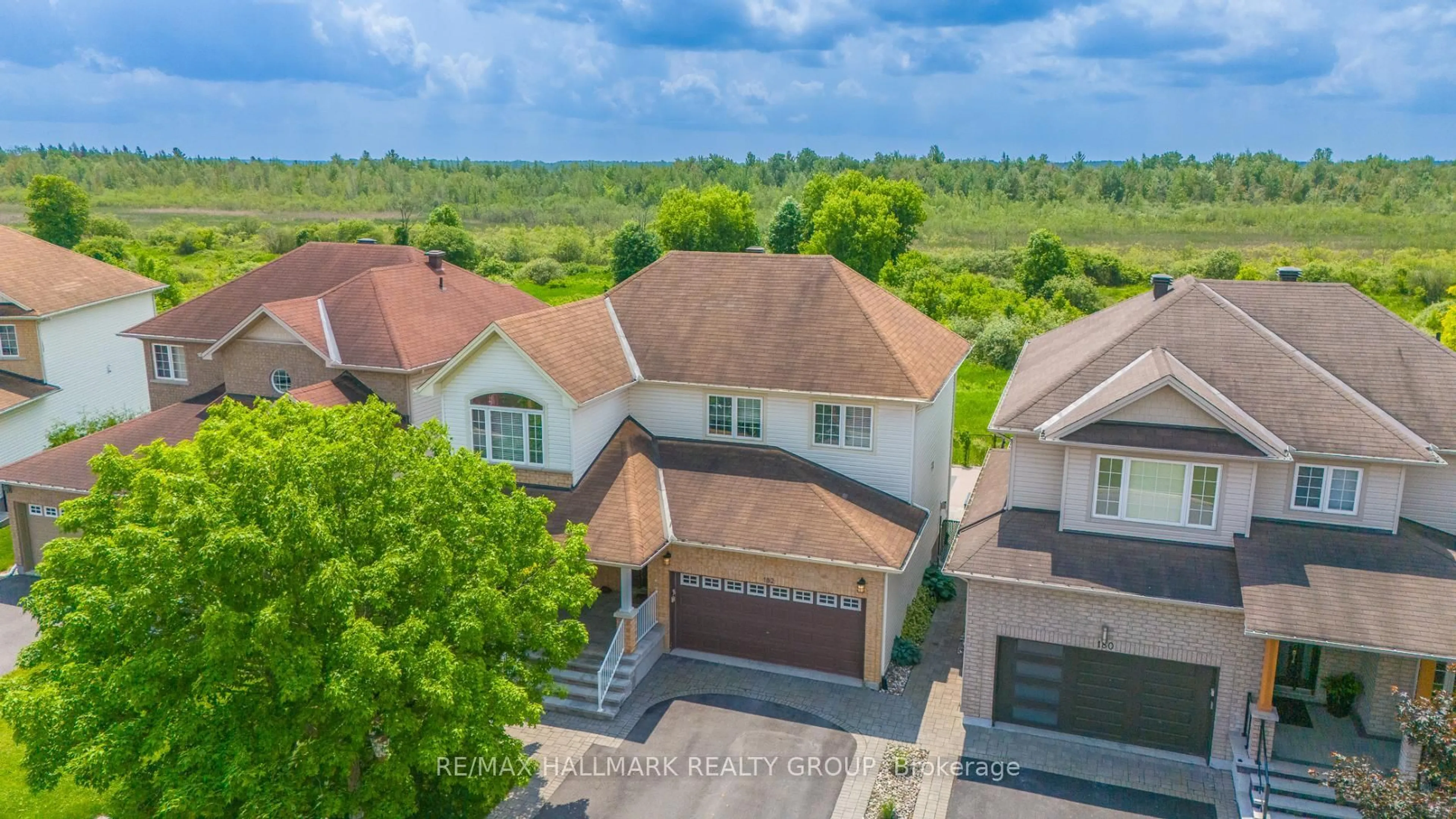 A pic from outside/outdoor area/front of a property/back of a property/a pic from drone, street for 182 Felicity Cres, Ottawa Ontario K1W 0C2