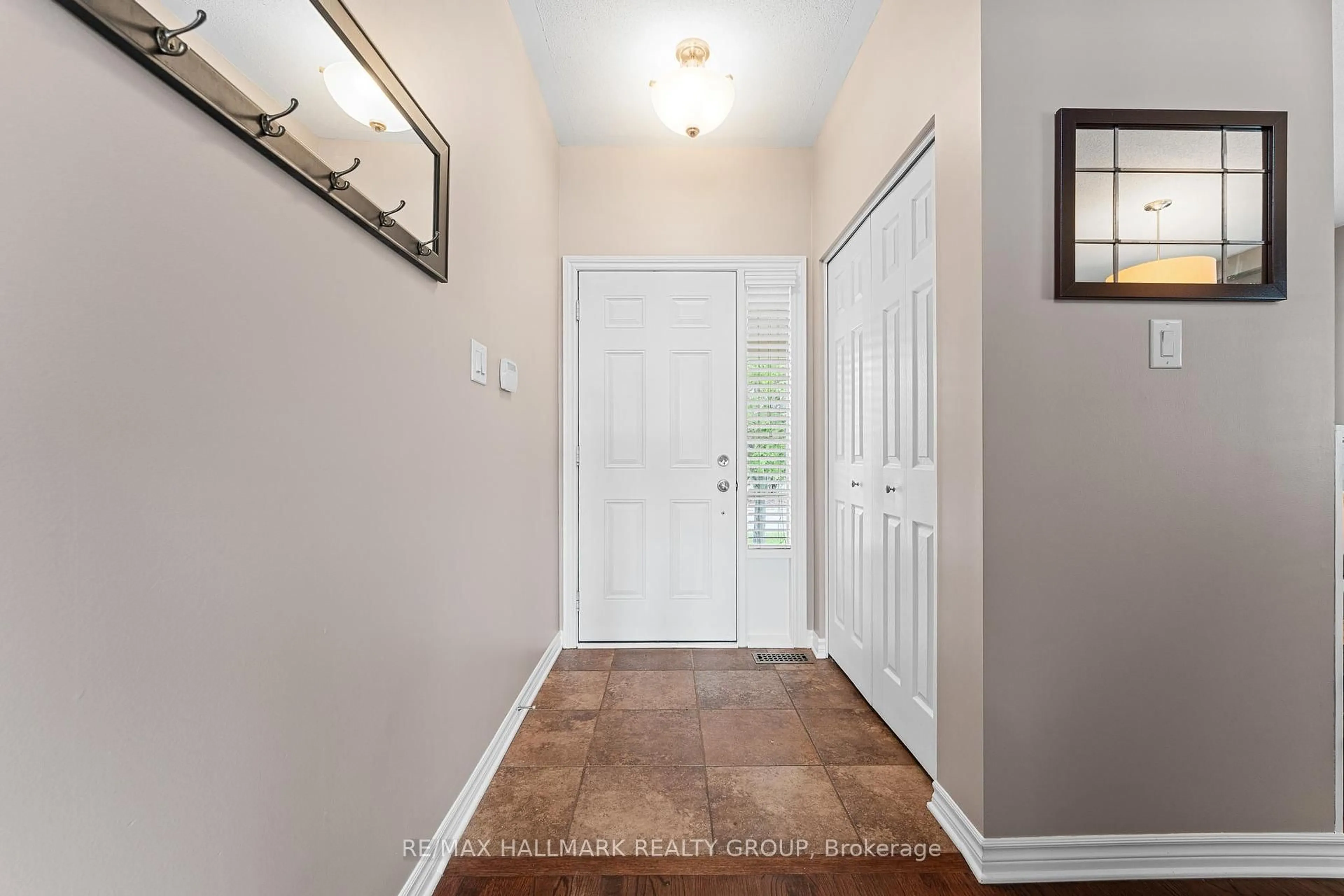 Indoor entryway for 182 Felicity Cres, Ottawa Ontario K1W 0C2