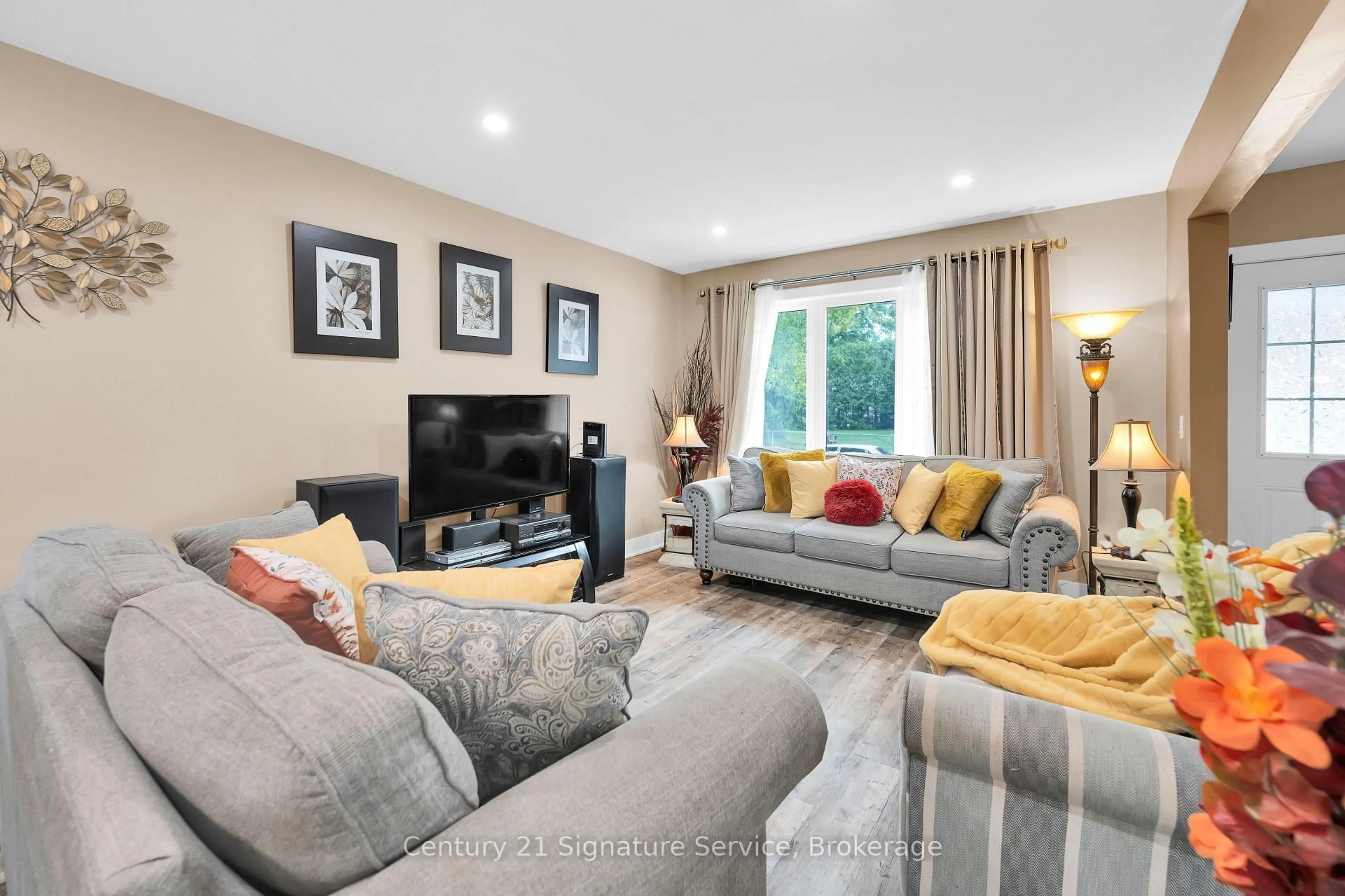 Living room with furniture, unknown for 42 Grove St, Welland Ontario L3B 4B4