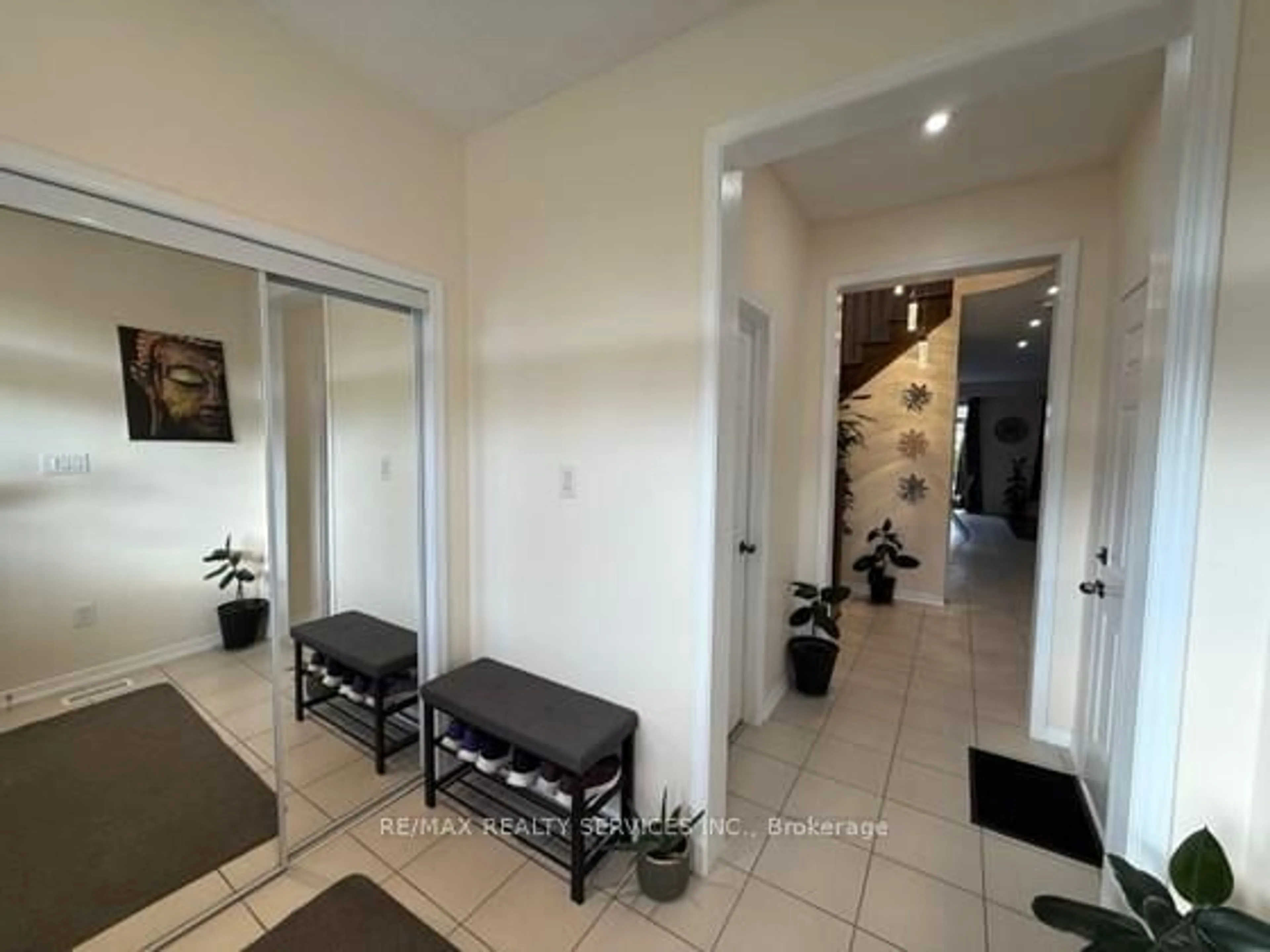 Indoor foyer for 51 Cheevers Rd, Brantford Ontario N3T 0K3