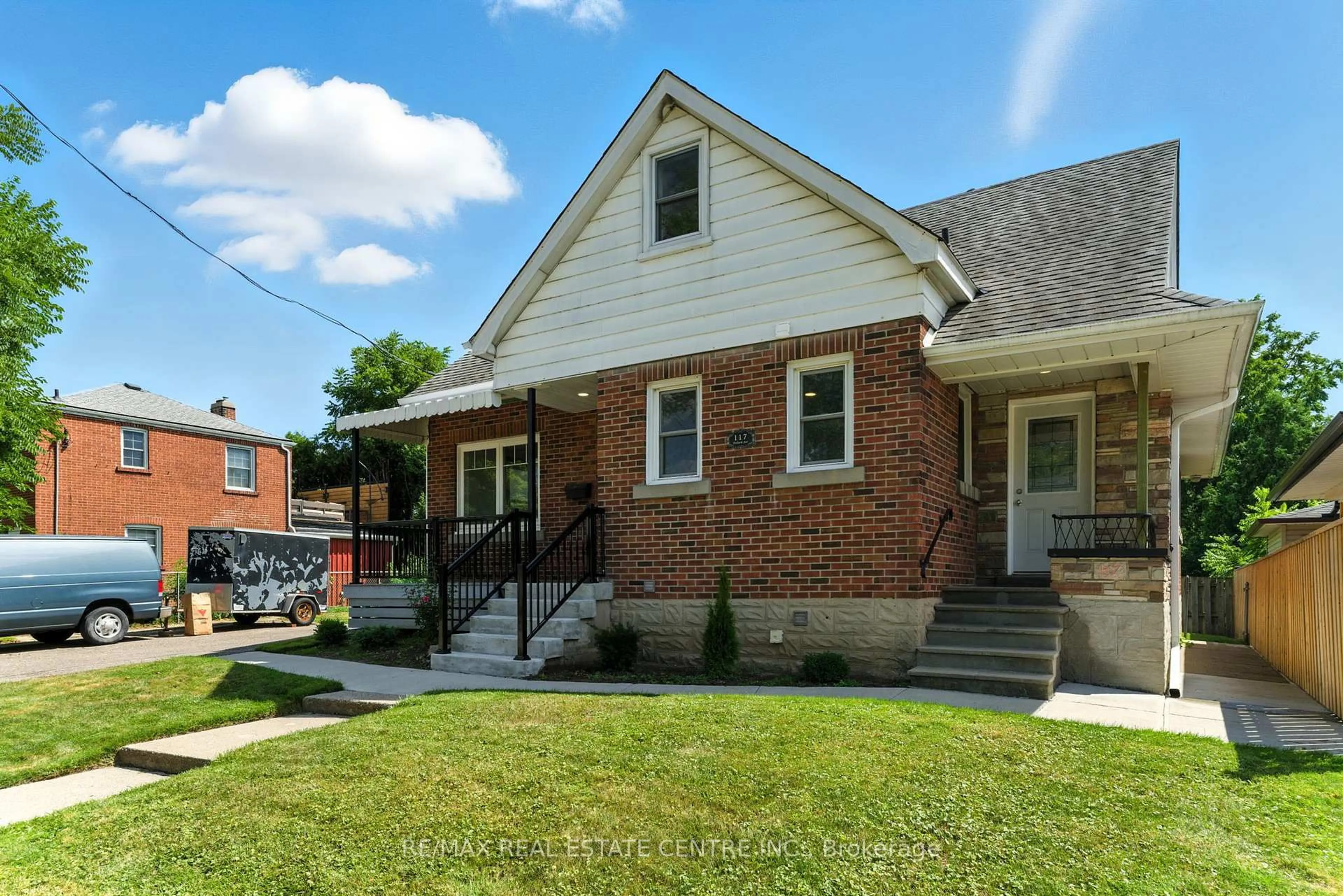 Home with brick exterior material, street for 117 Pollock Ave, Cambridge Ontario N1R 2C1