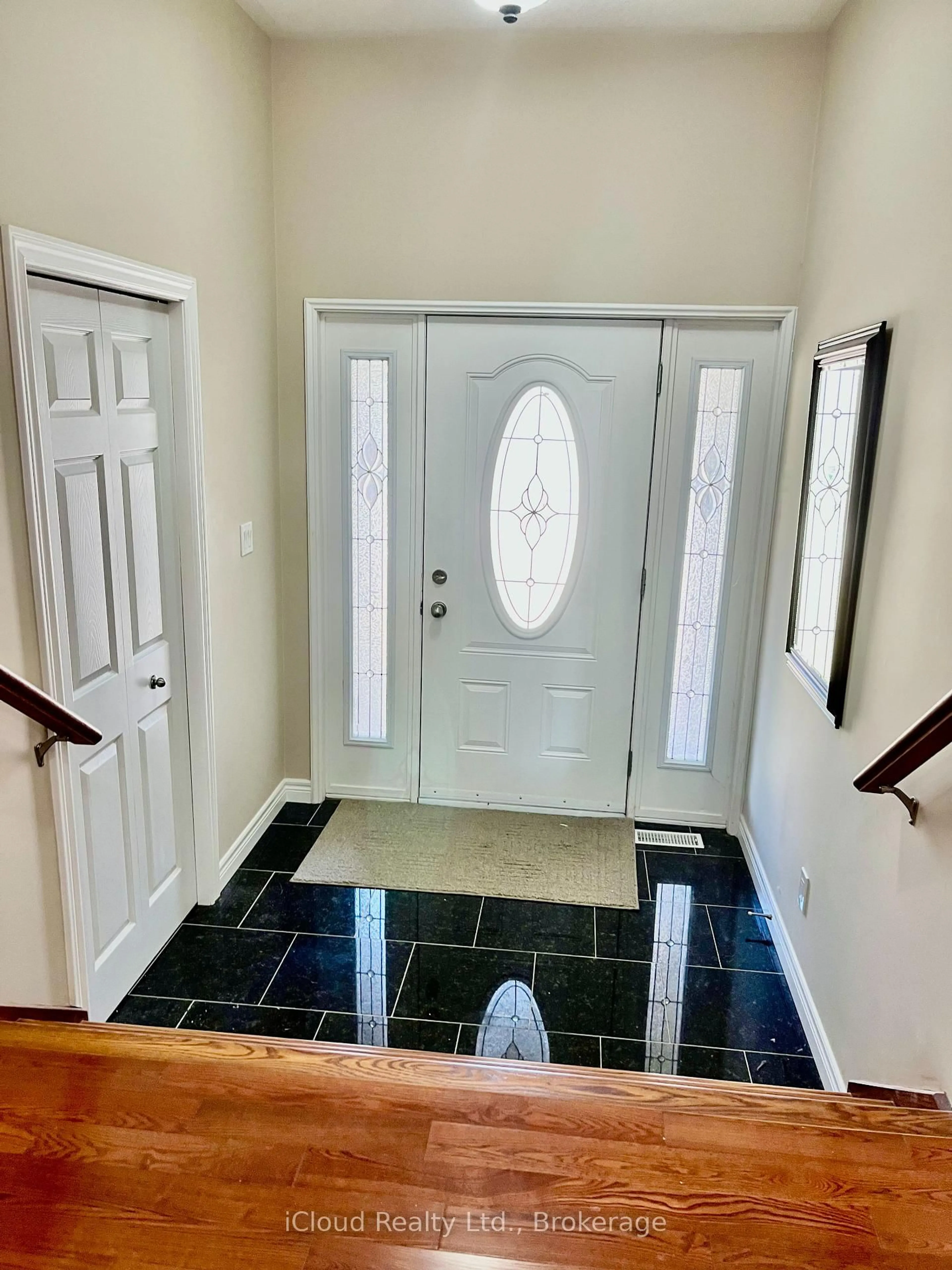 Indoor entryway for 782 Brentwood Dr, Saugeen Shores Ontario N0H 2C4