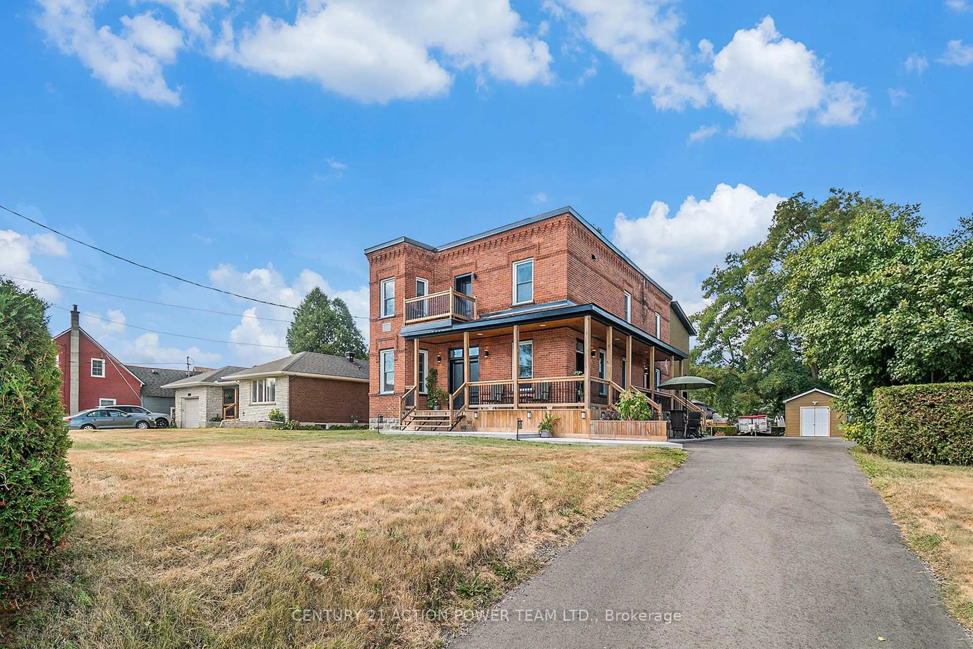 A pic from outside/outdoor area/front of a property/back of a property/a pic from drone, building for 1674 Landry St, Clarence-Rockland Ontario K0A 1N0