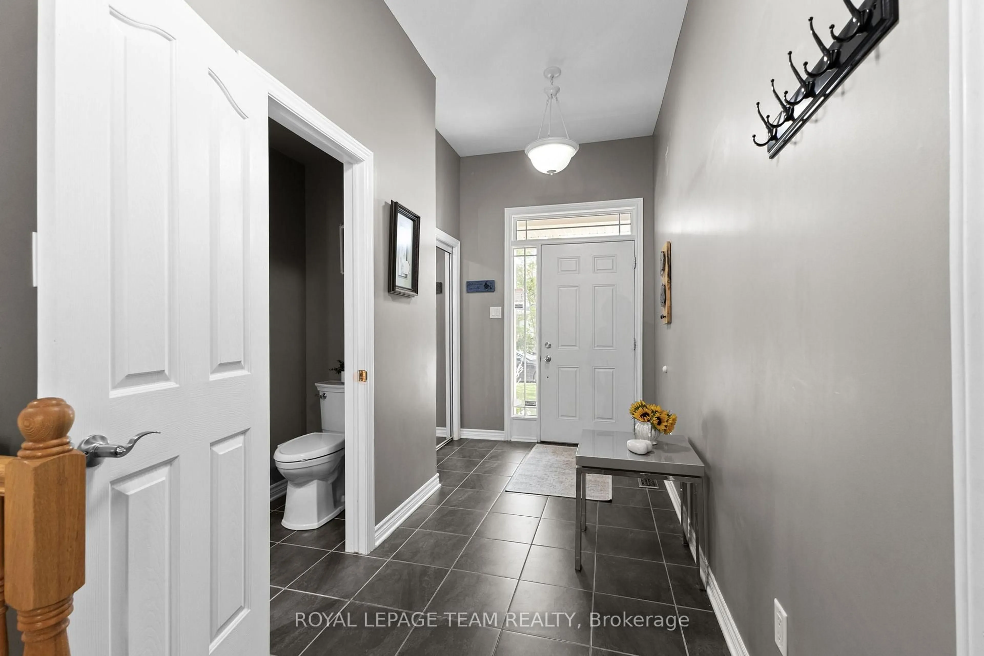 Indoor entryway for 1879 Arrowgrass Way, Ottawa Ontario K4A 0C9
