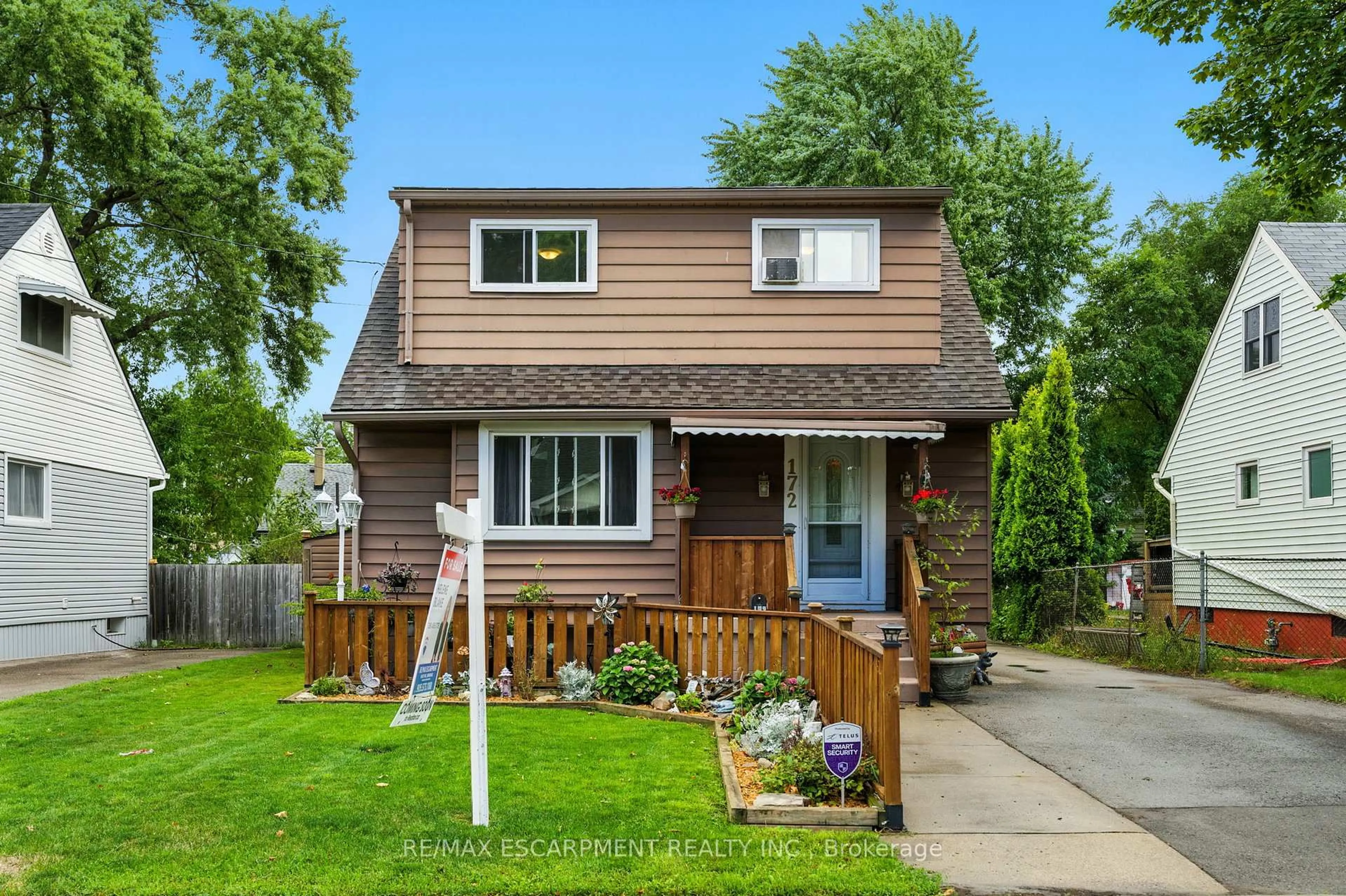 Home with vinyl exterior material, street for 172 Adair Ave, Hamilton Ontario L8H 6A9