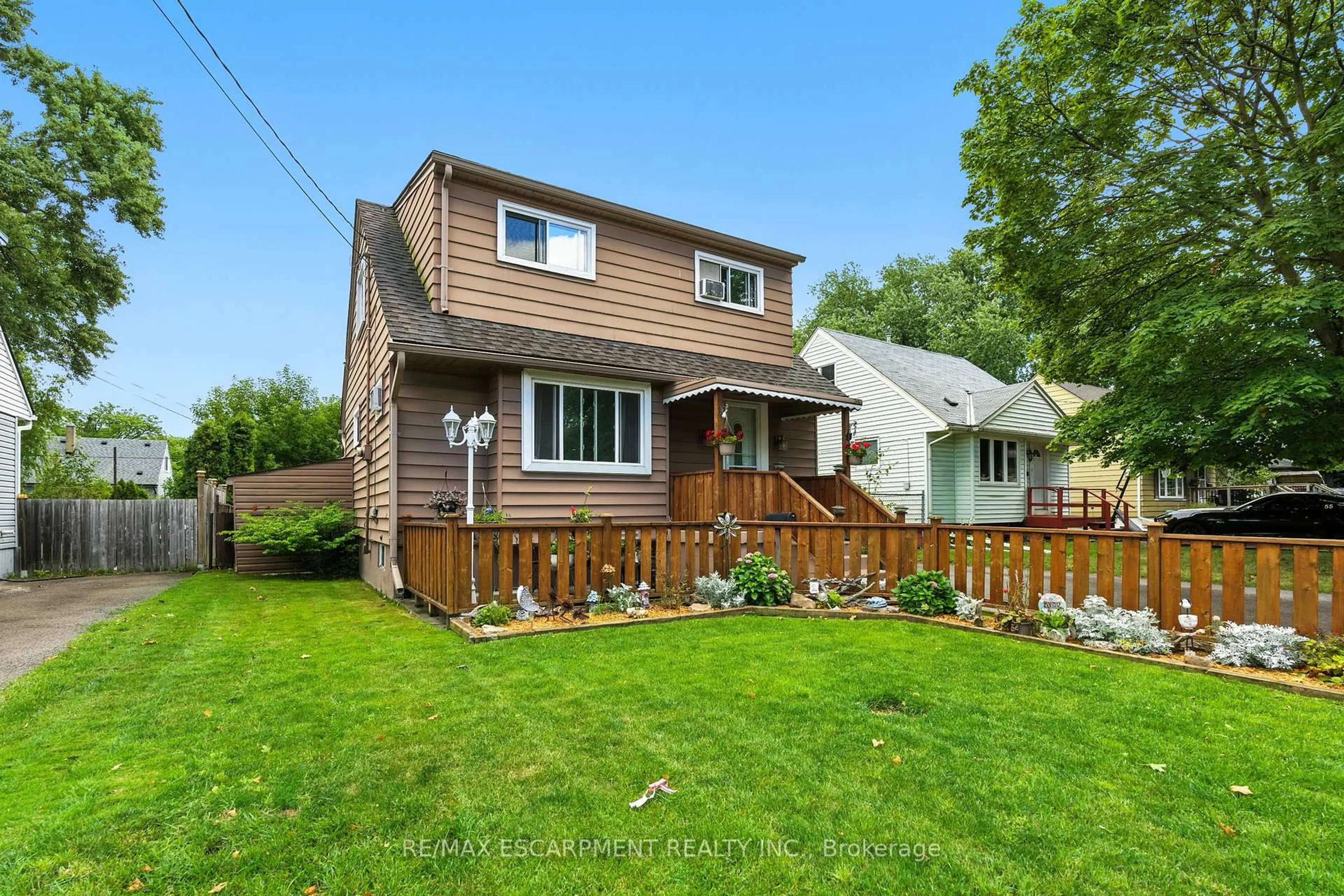 Home with vinyl exterior material, street for 172 Adair Ave, Hamilton Ontario L8H 6A9