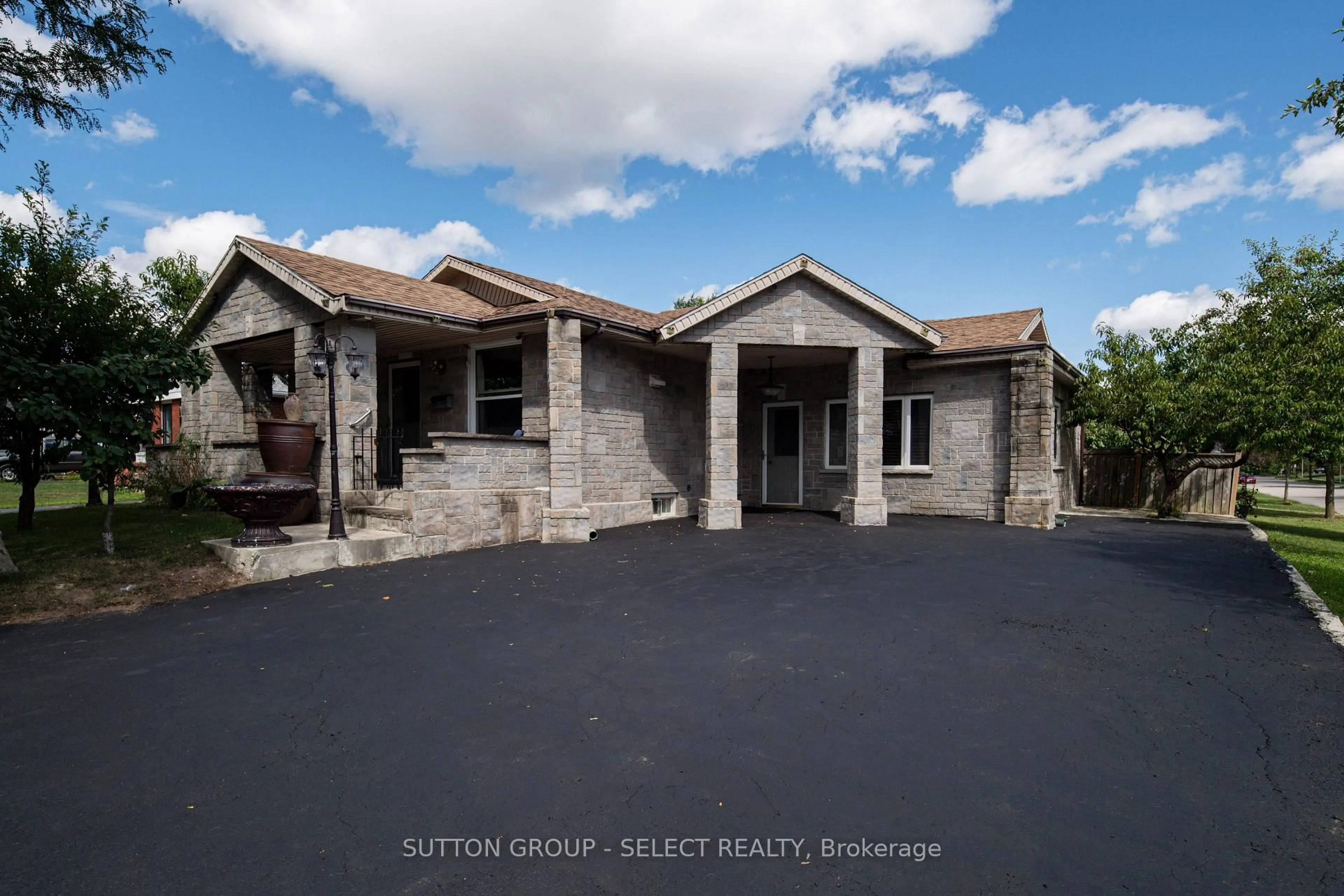 A pic from outside/outdoor area/front of a property/back of a property/a pic from drone, building for 1192 JALNA Blvd, London South Ontario N6E 2A9
