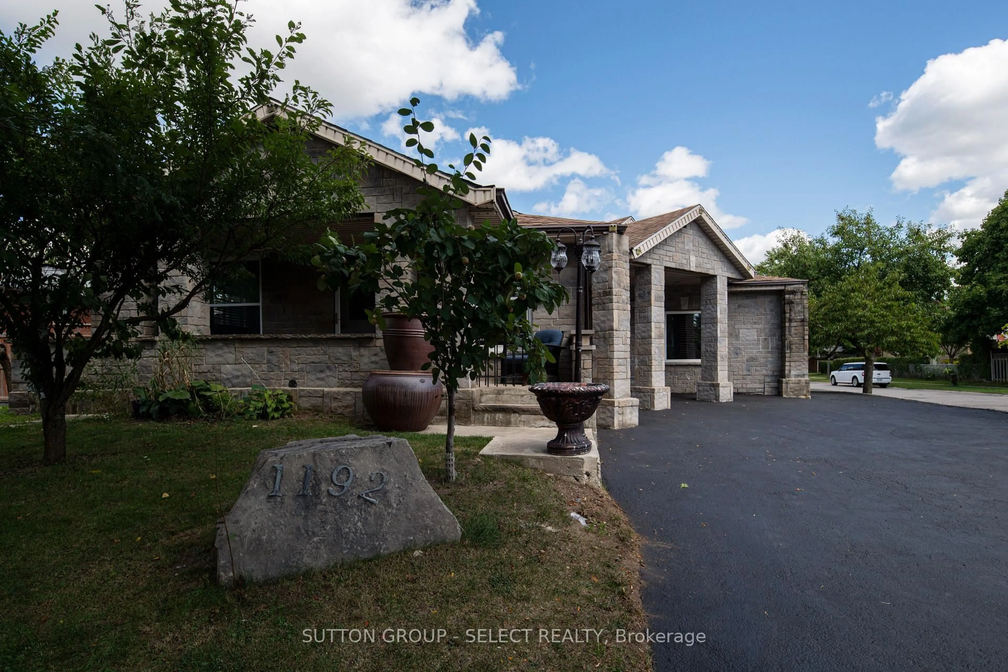 A pic from outside/outdoor area/front of a property/back of a property/a pic from drone, street for 1192 JALNA Blvd, London South Ontario N6E 2A9