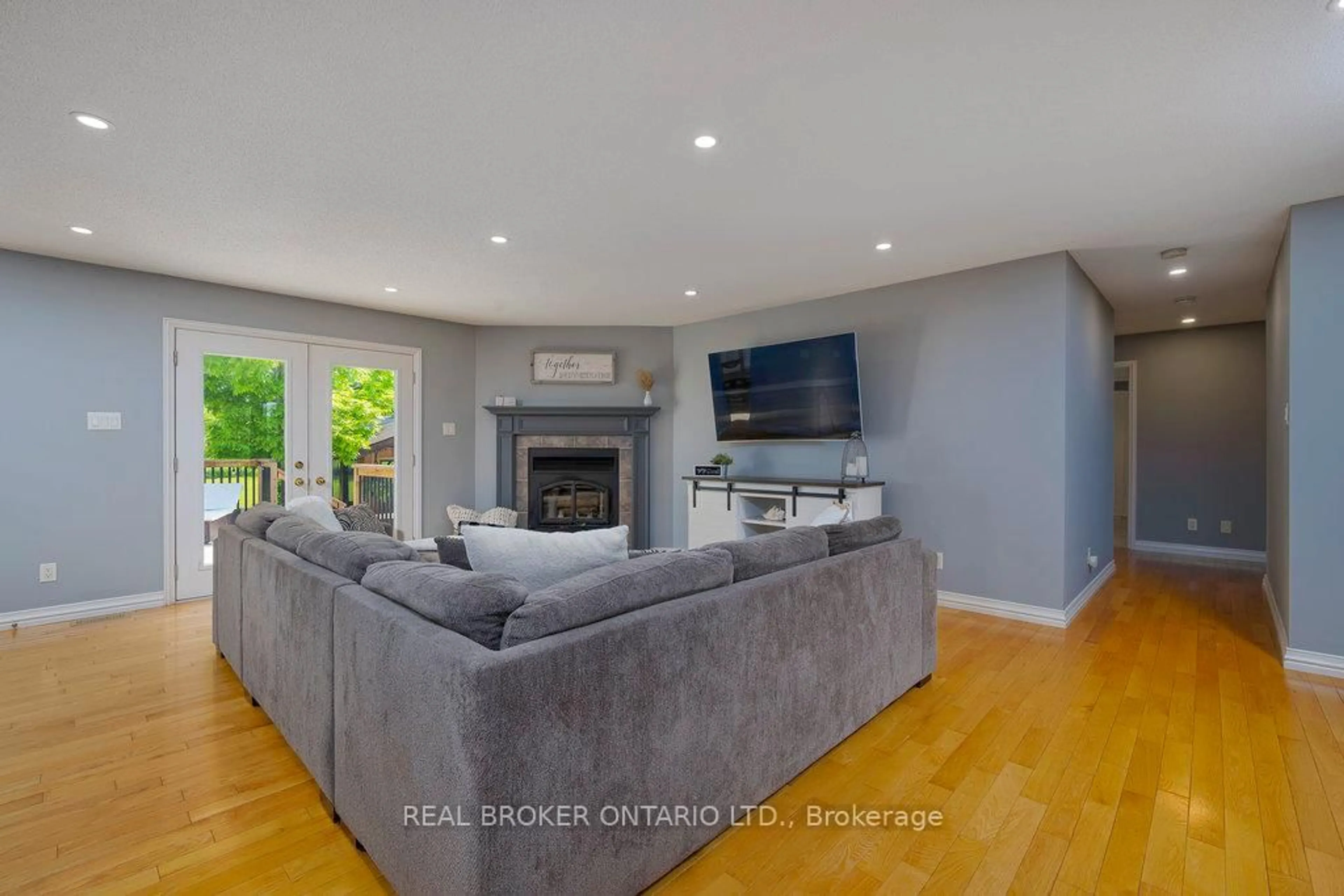 Living room with furniture, unknown for 3374 Greenland Rd, Ottawa Ontario K0A 1T0