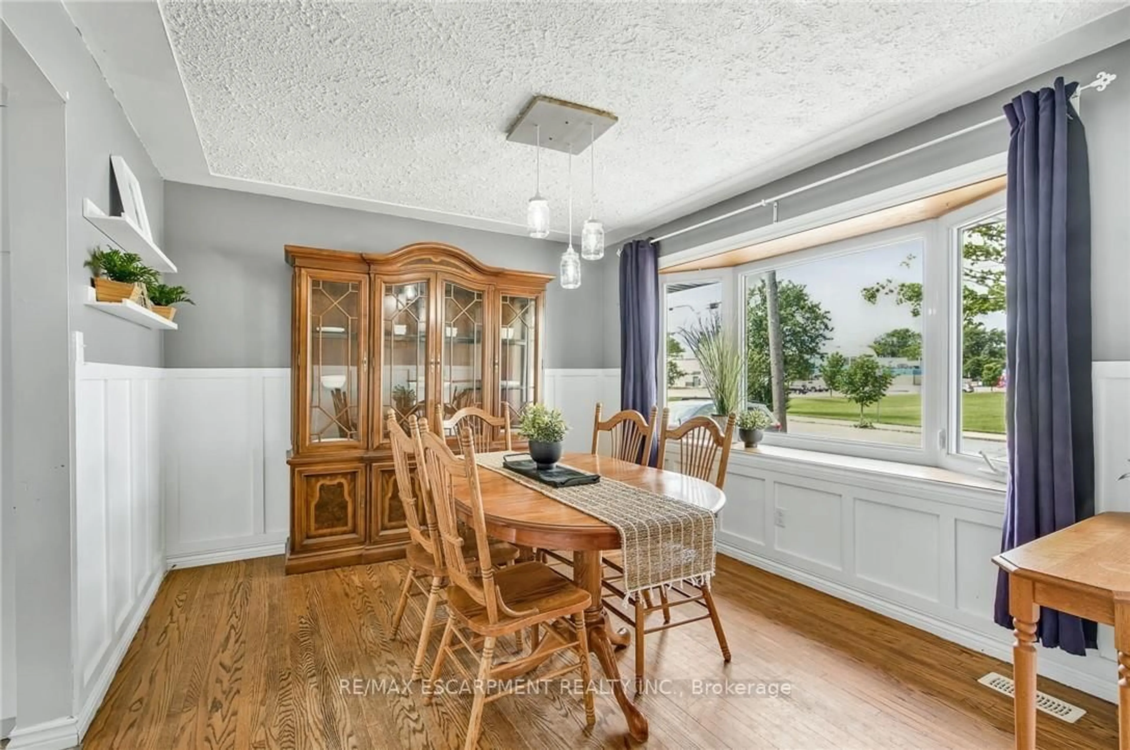 Dining room, wood/laminate floor for 50 Sandalwood Ave, Hamilton Ontario L8T 2E3