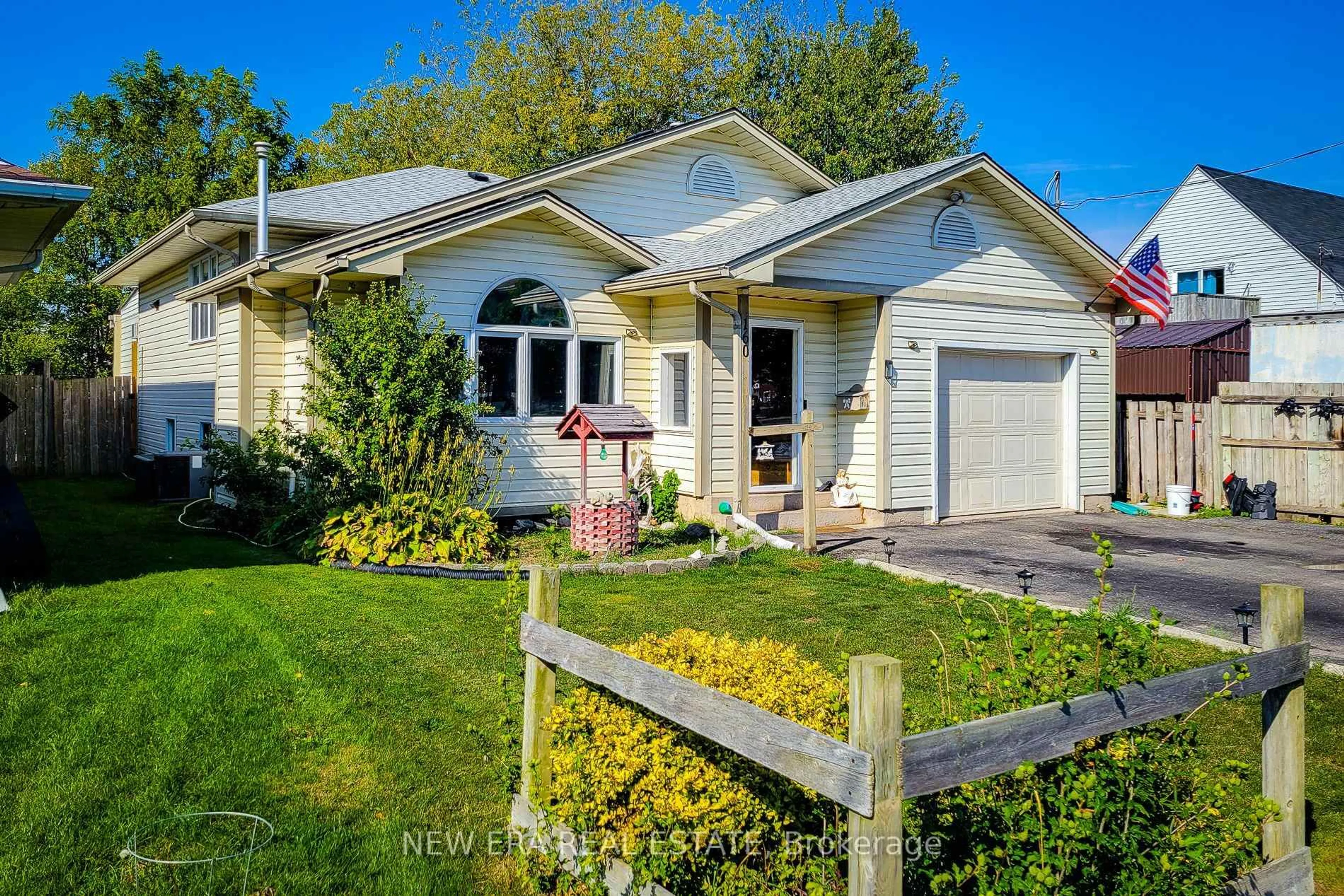 Home with vinyl exterior material, street for 160 Davis St, Port Colborne Ontario L3K 1Z1