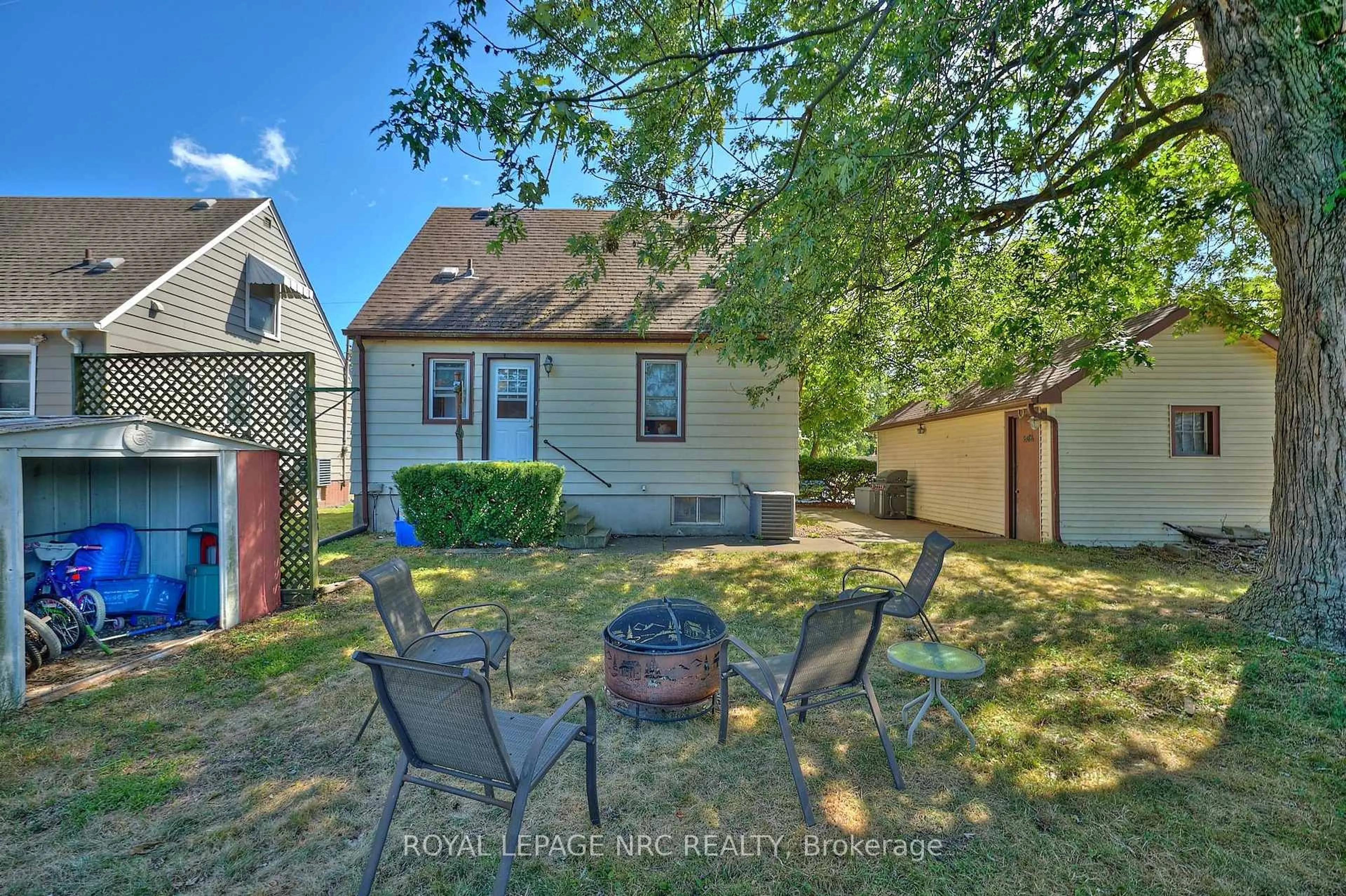 Patio, street for 7221 Windsor Cres, Niagara Falls Ontario L2G 1G2