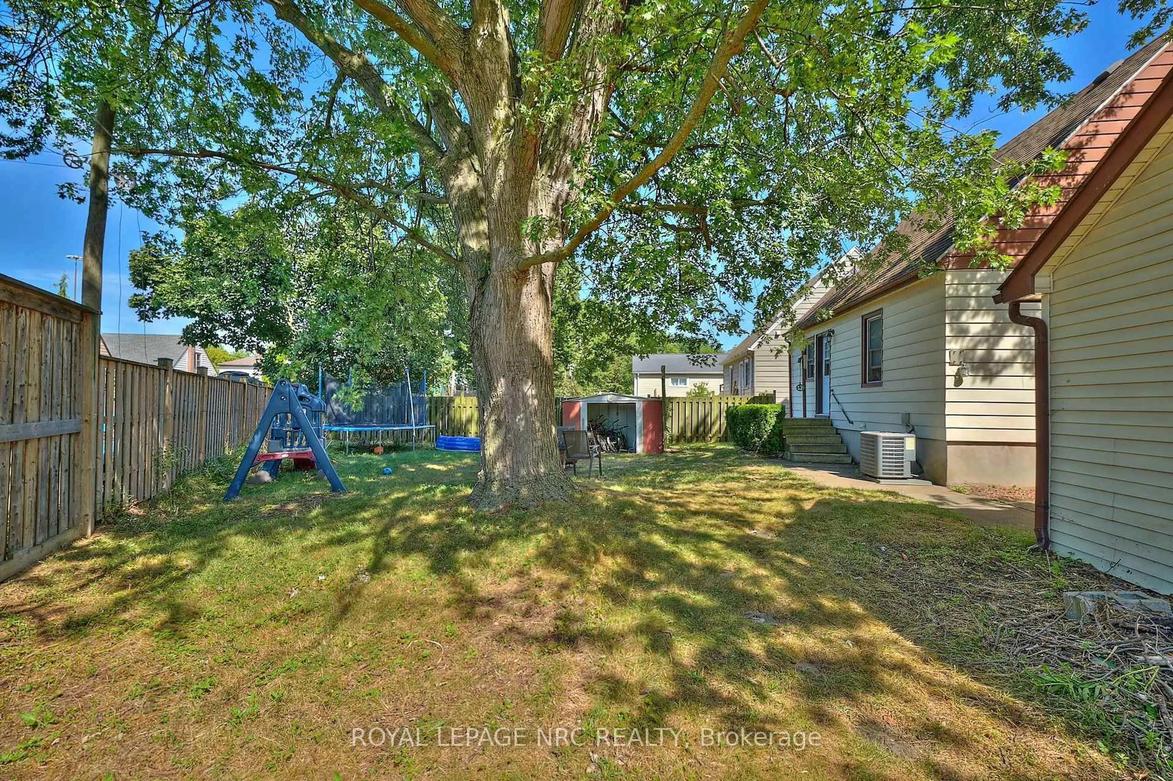 A pic from outside/outdoor area/front of a property/back of a property/a pic from drone, street for 7221 Windsor Cres, Niagara Falls Ontario L2G 1G2