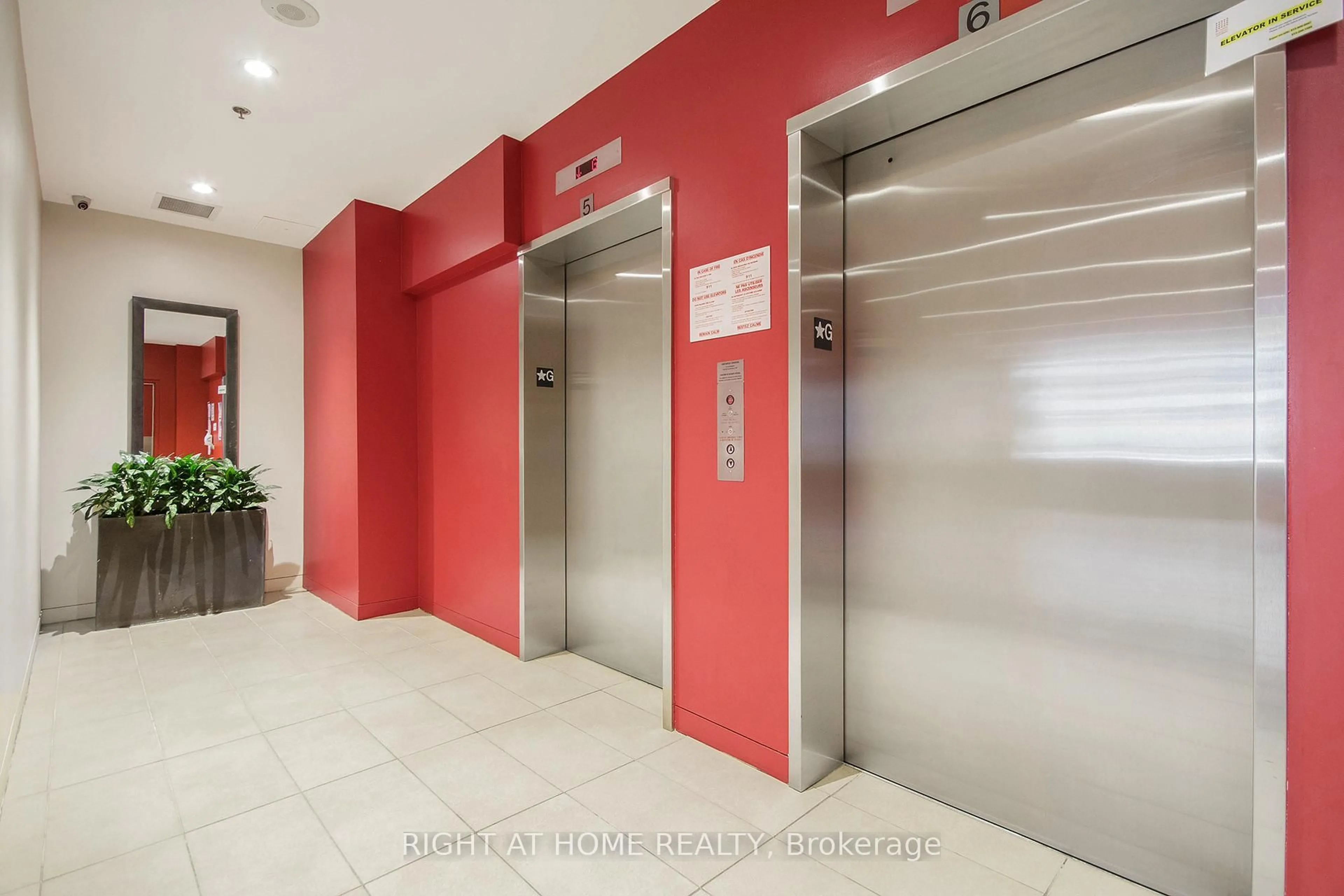 Indoor foyer for 179 George St #1102, Ottawa Ontario K1N 1J8