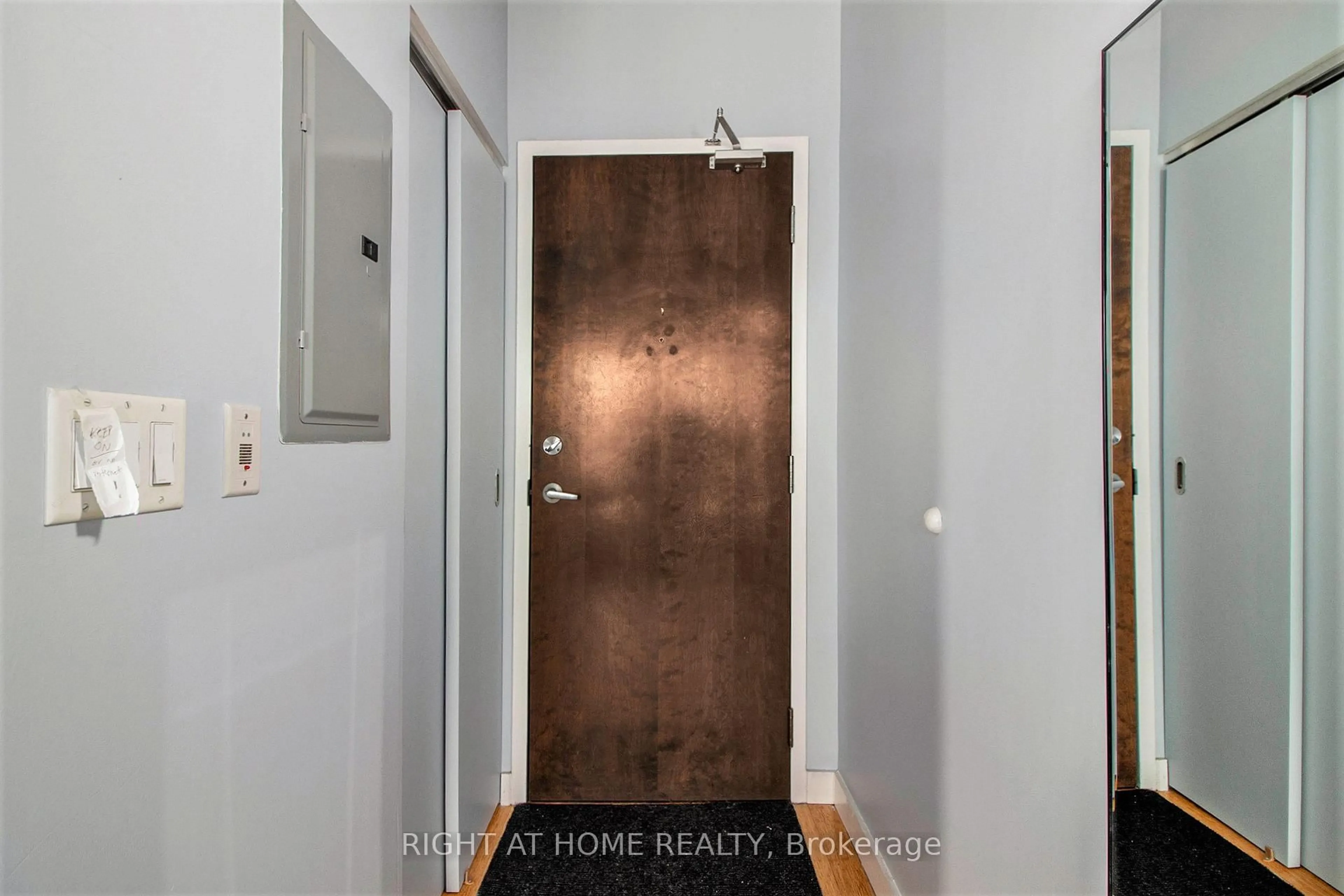 Indoor entryway for 179 George St #1102, Ottawa Ontario K1N 1J8