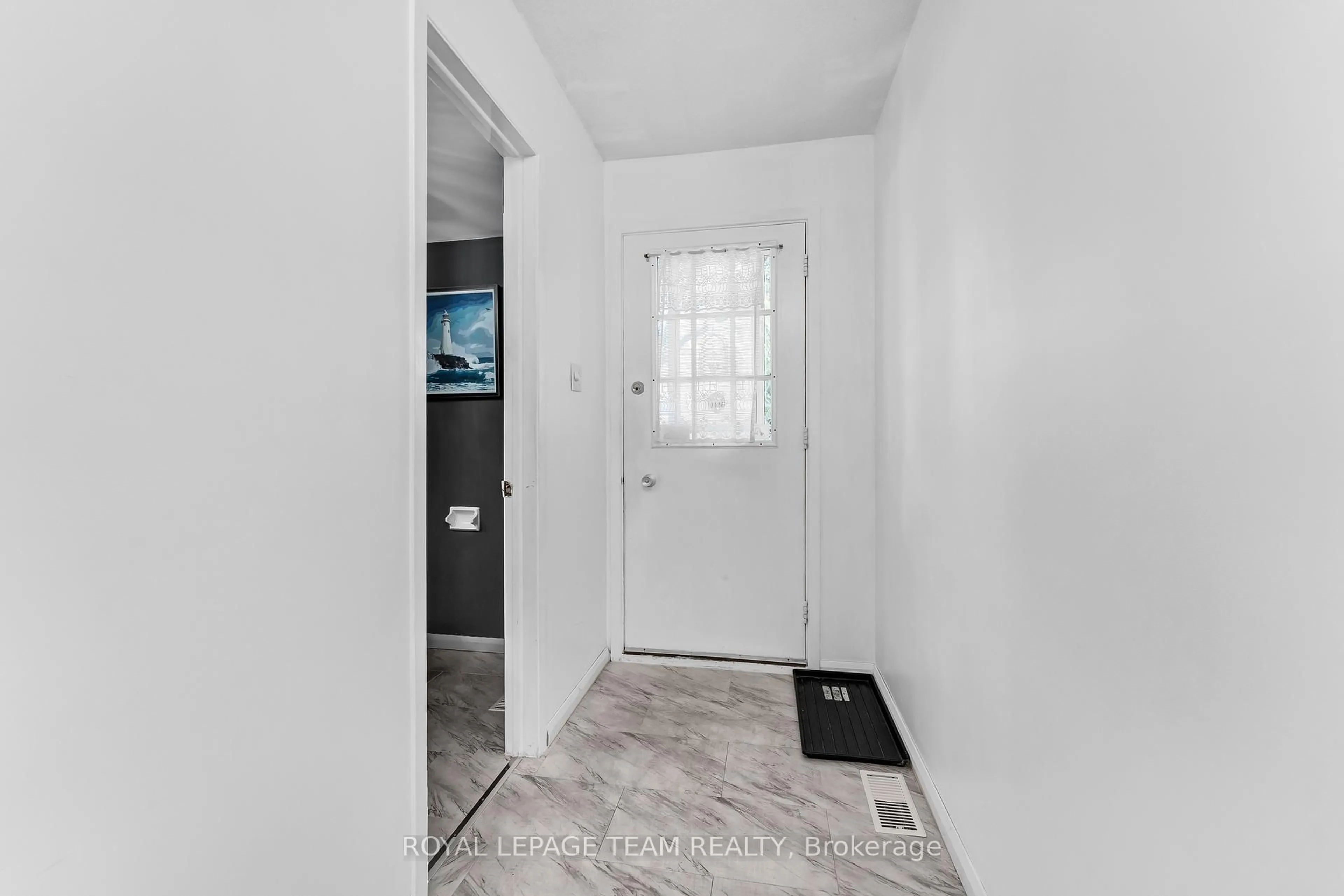 Indoor entryway for 2415 SOUTHVALE Cres #11, Ottawa Ontario K1B 4T9