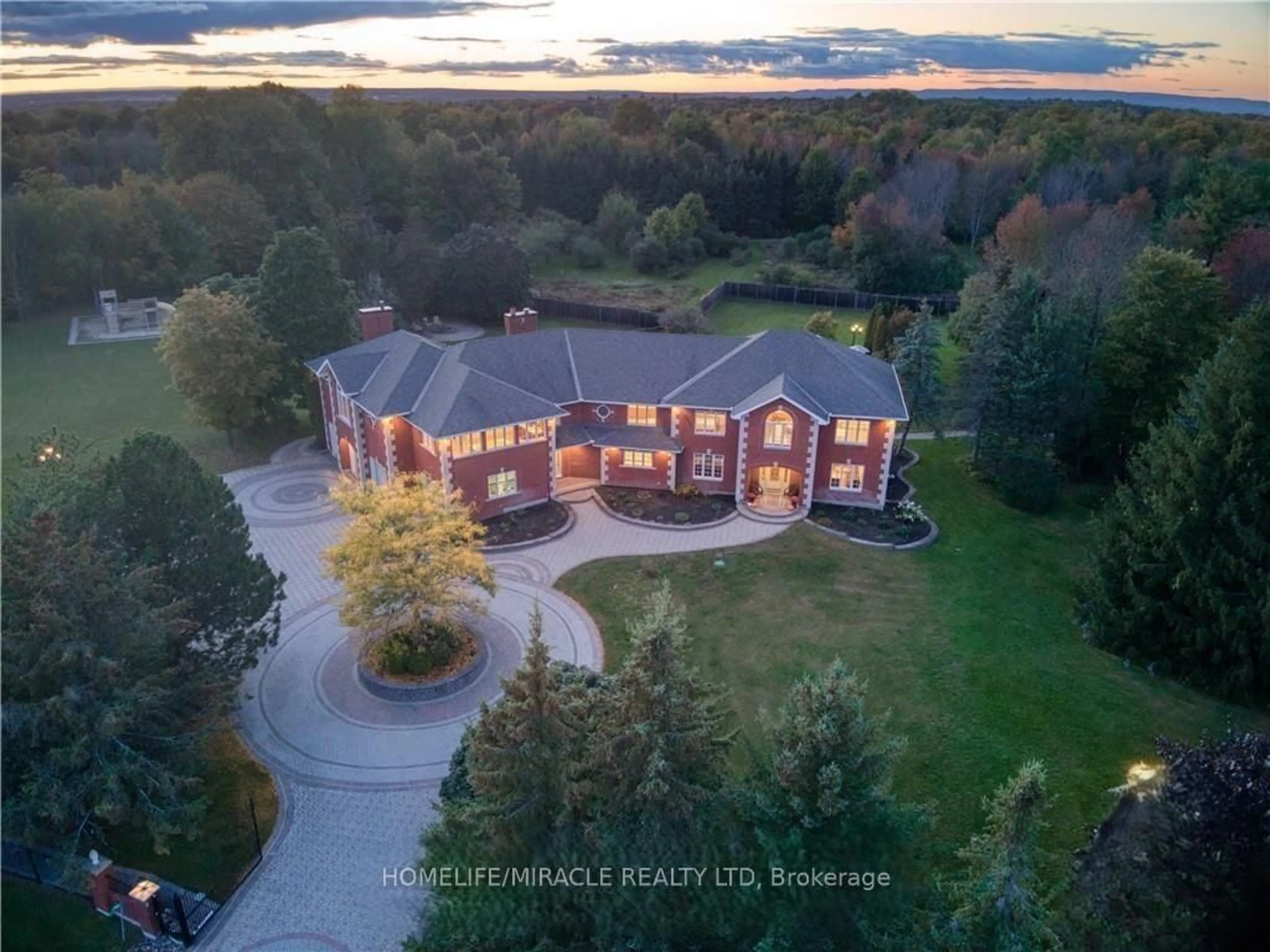 A pic from outside/outdoor area/front of a property/back of a property/a pic from drone, unknown for 141 Kerry Hill Cres, Ottawa Ontario K0A 1T0