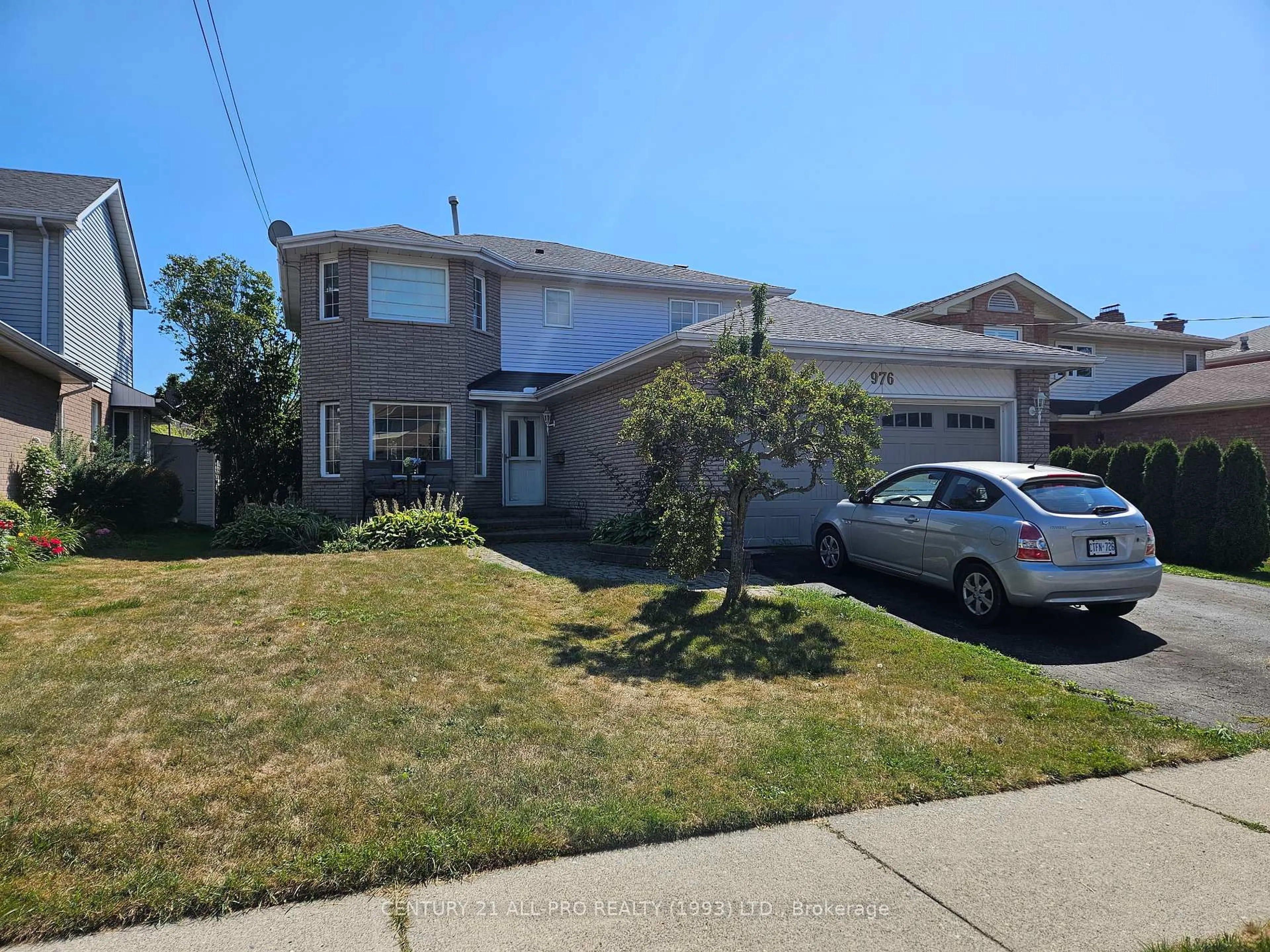 A pic from outside/outdoor area/front of a property/back of a property/a pic from drone, street for 976 Glenhare St, Cobourg Ontario K9A 5G4