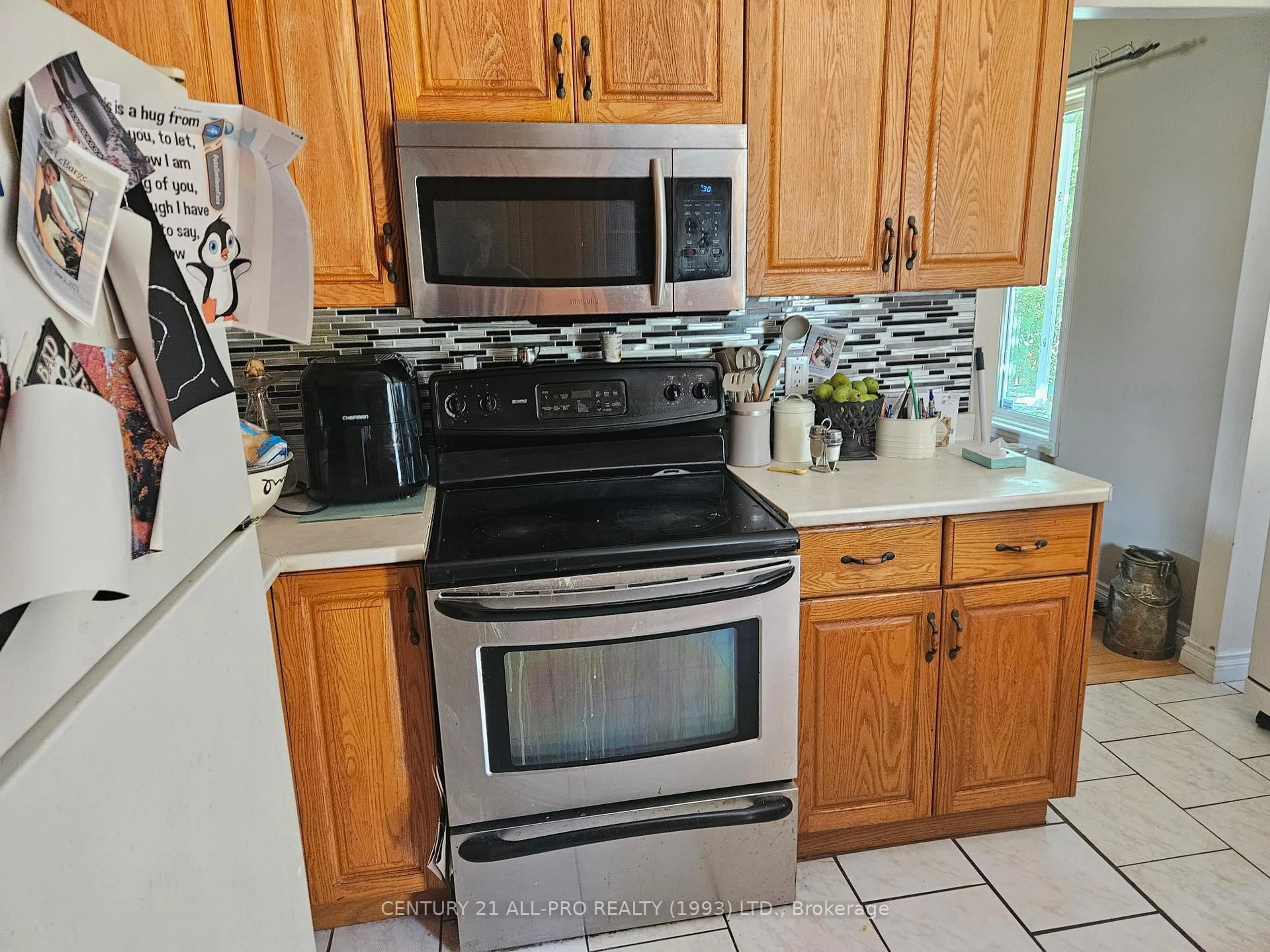 Standard kitchen, ceramic/tile floor for 976 Glenhare St, Cobourg Ontario K9A 5G4