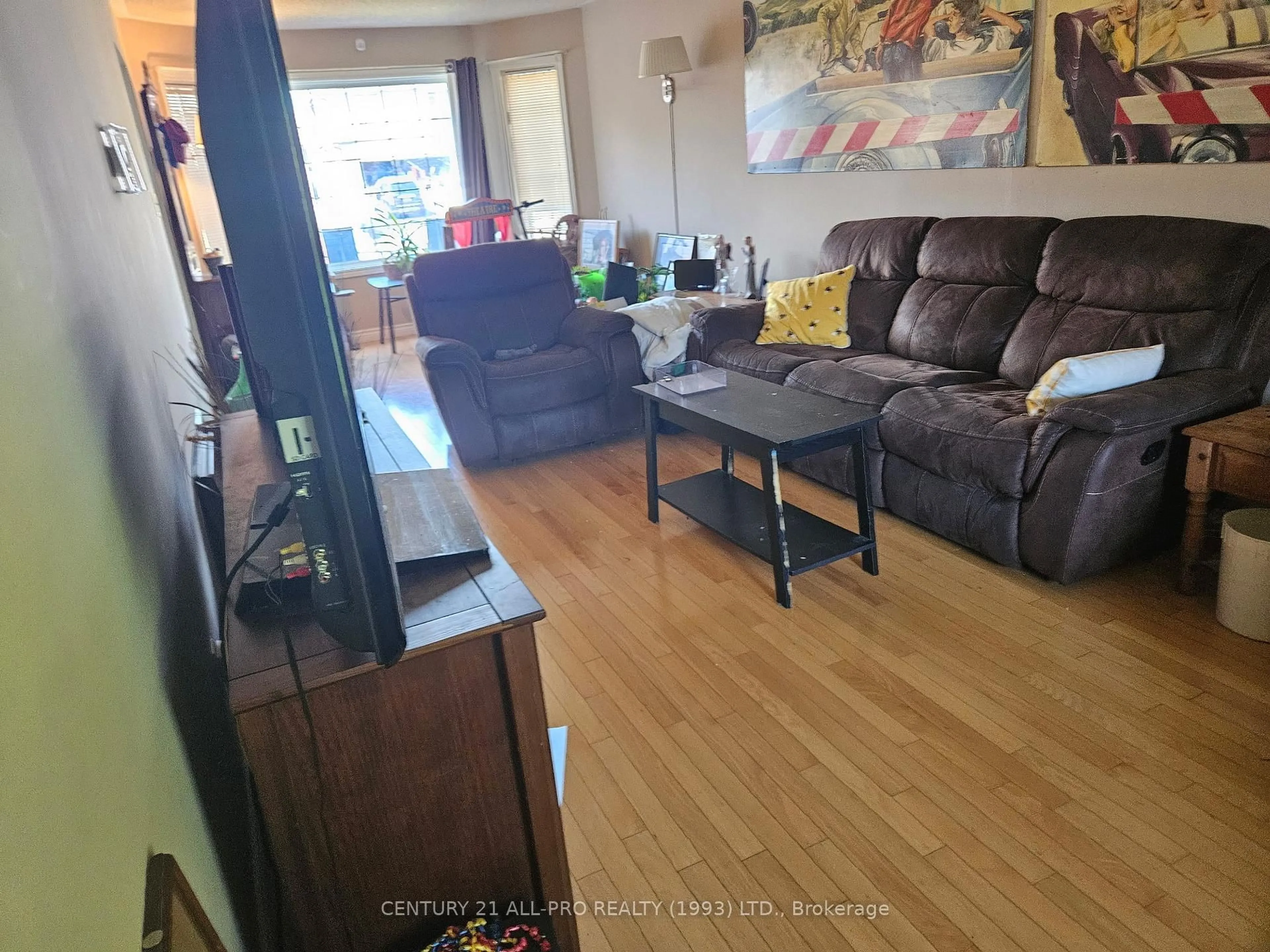 Living room with furniture, unknown for 976 Glenhare St, Cobourg Ontario K9A 5G4