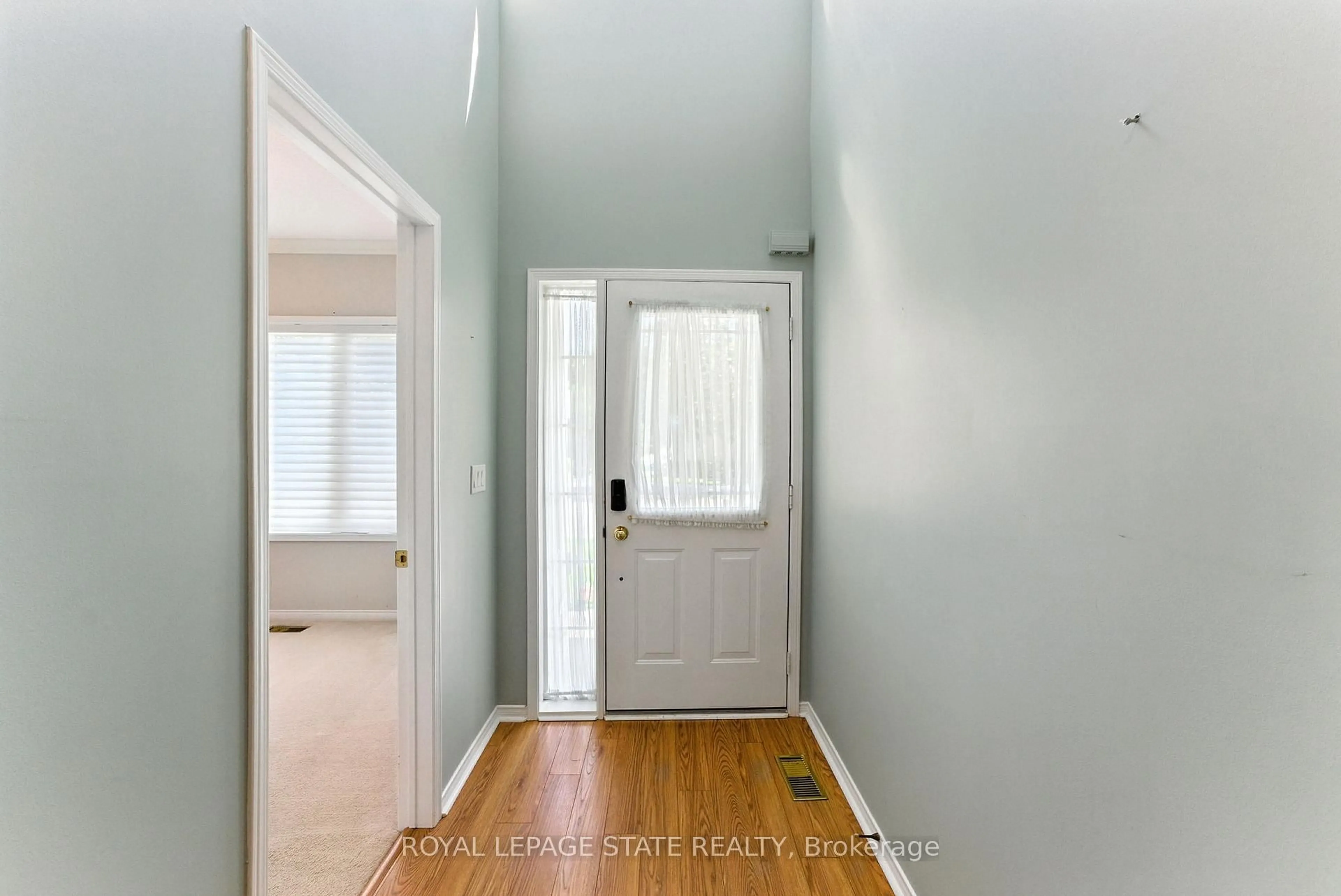 Indoor entryway for 40 Wesleyan Crt #6, Hamilton Ontario L9G 5C7
