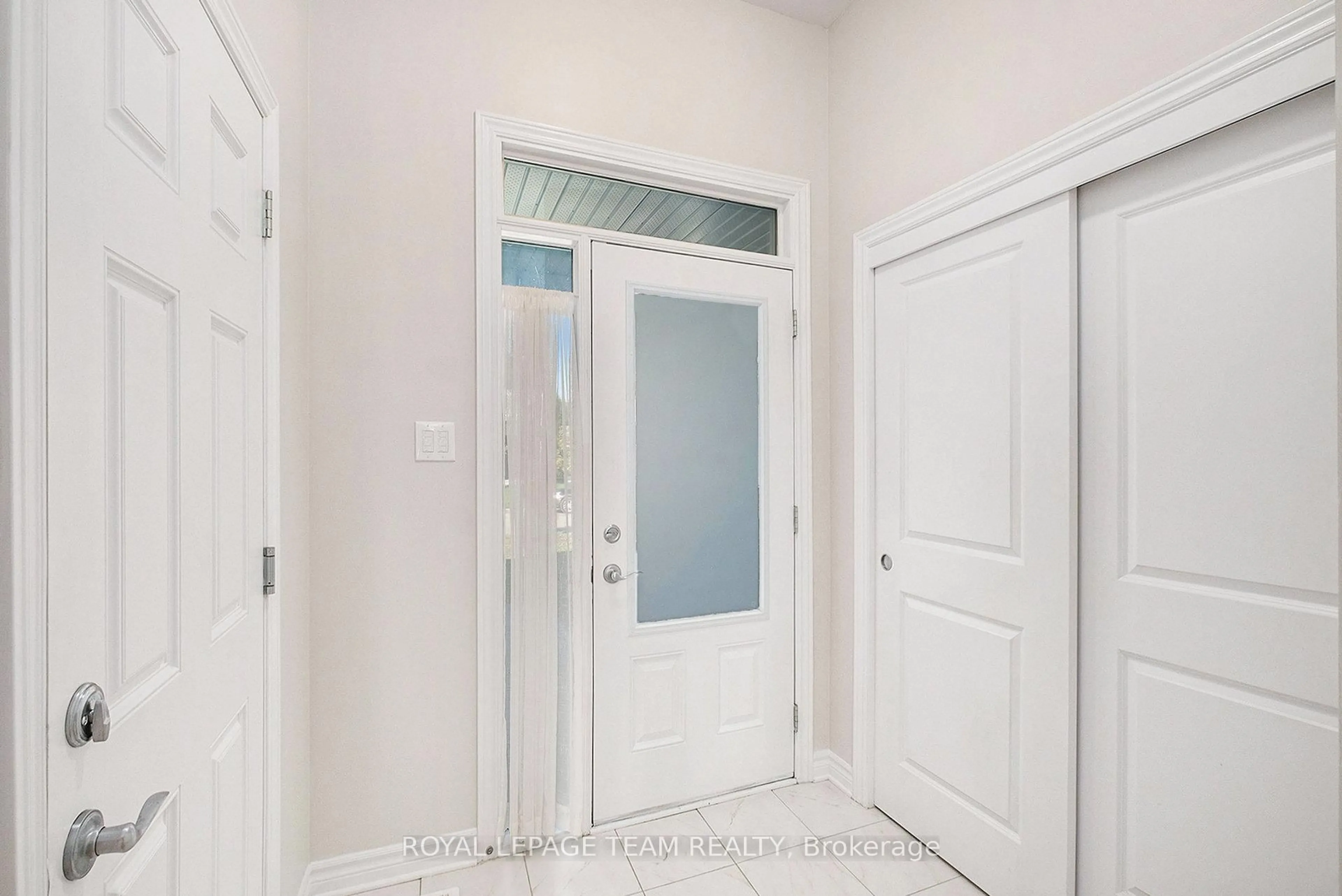 Indoor entryway for 130 Wabikon Cres, Ottawa Ontario K1X 0H8