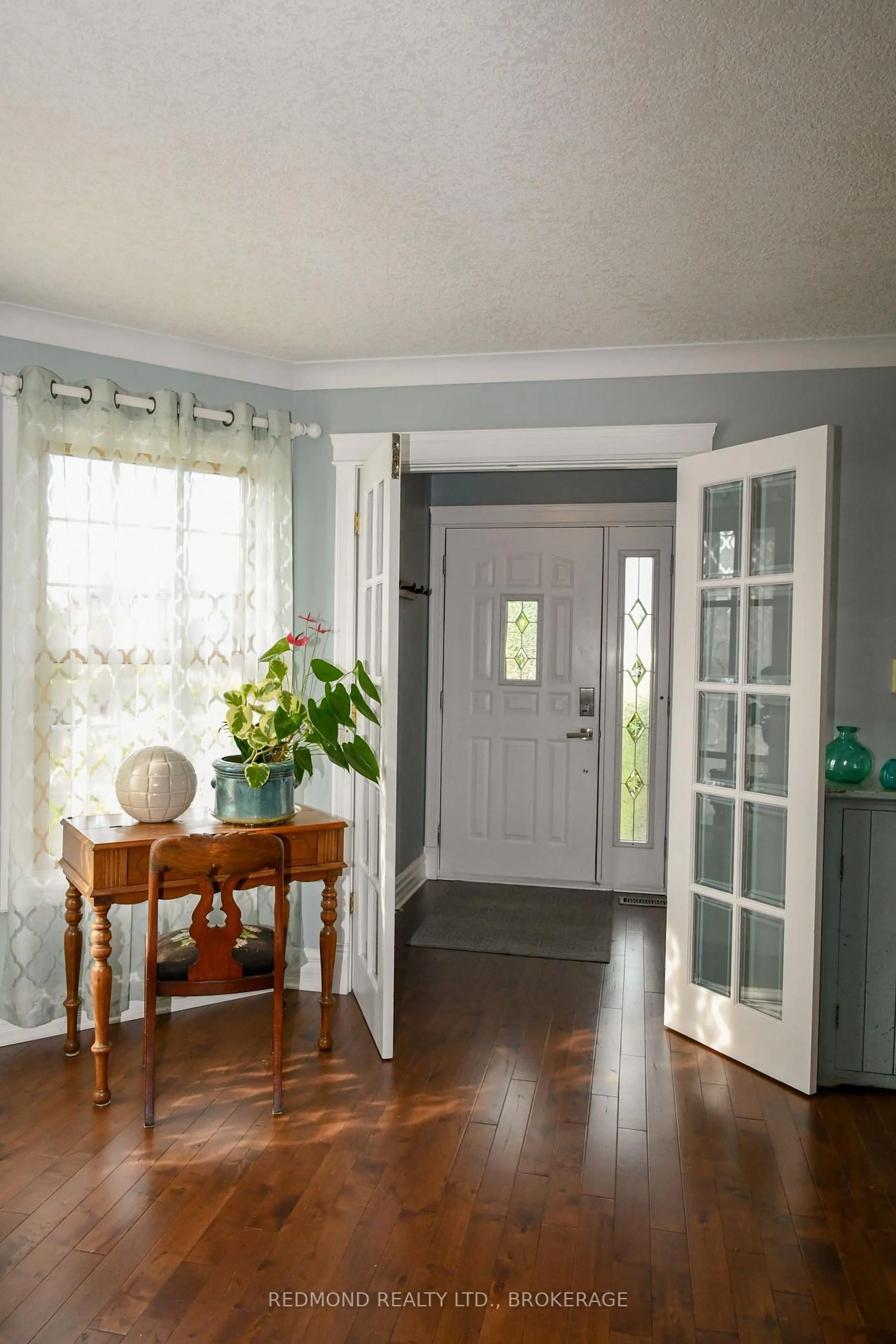 Indoor entryway for 381 James St, Gananoque Ontario K7G 3E8