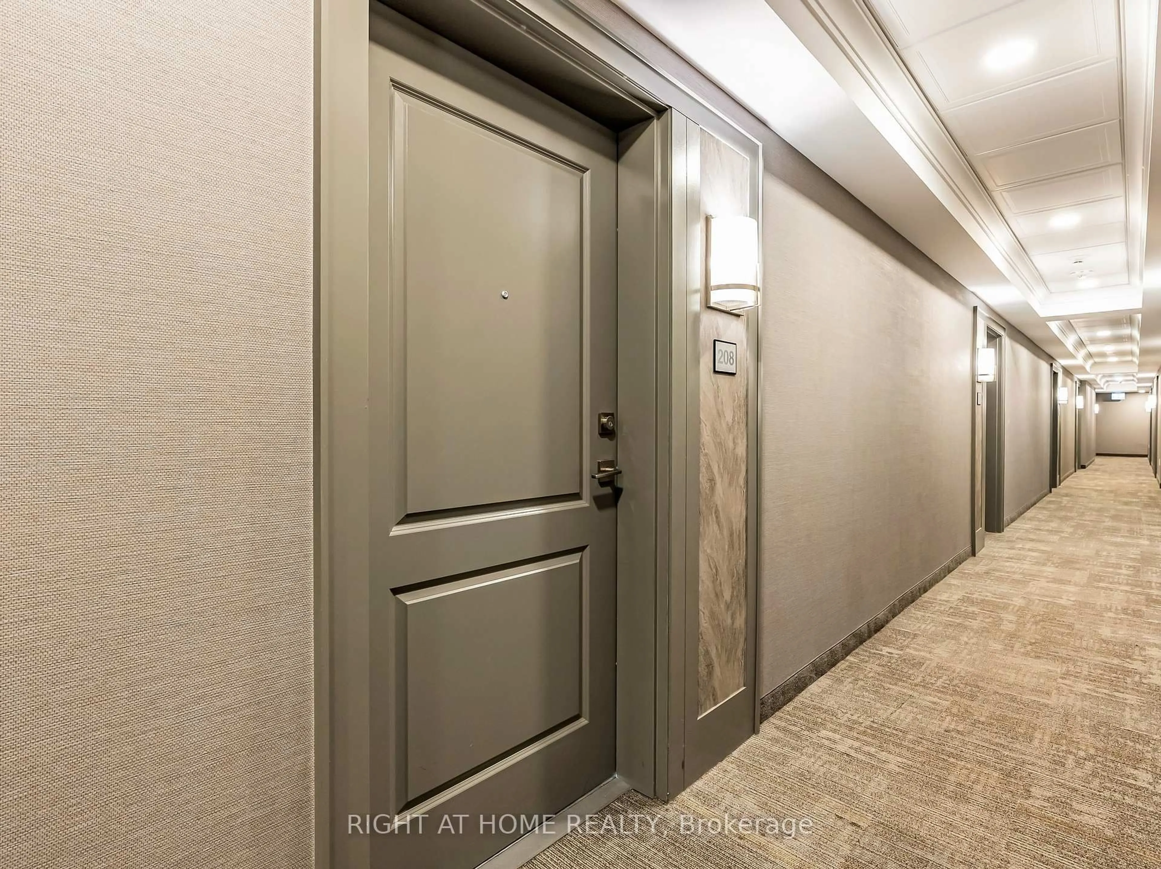 Indoor foyer for 5055 Greenlane Rd #208, Lincoln Ontario L3J 2J3