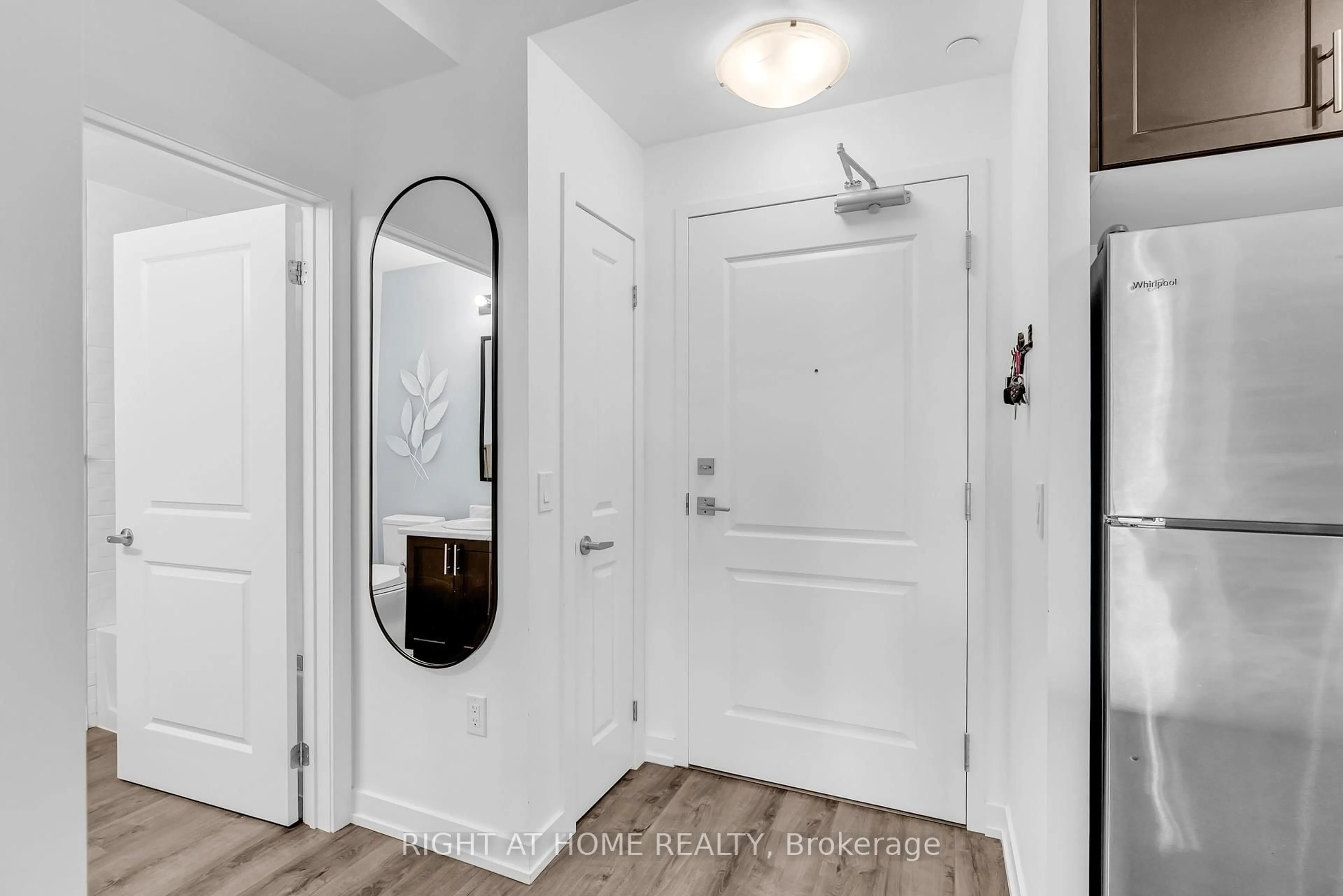 Indoor entryway for 5055 Greenlane Rd #208, Lincoln Ontario L3J 2J3