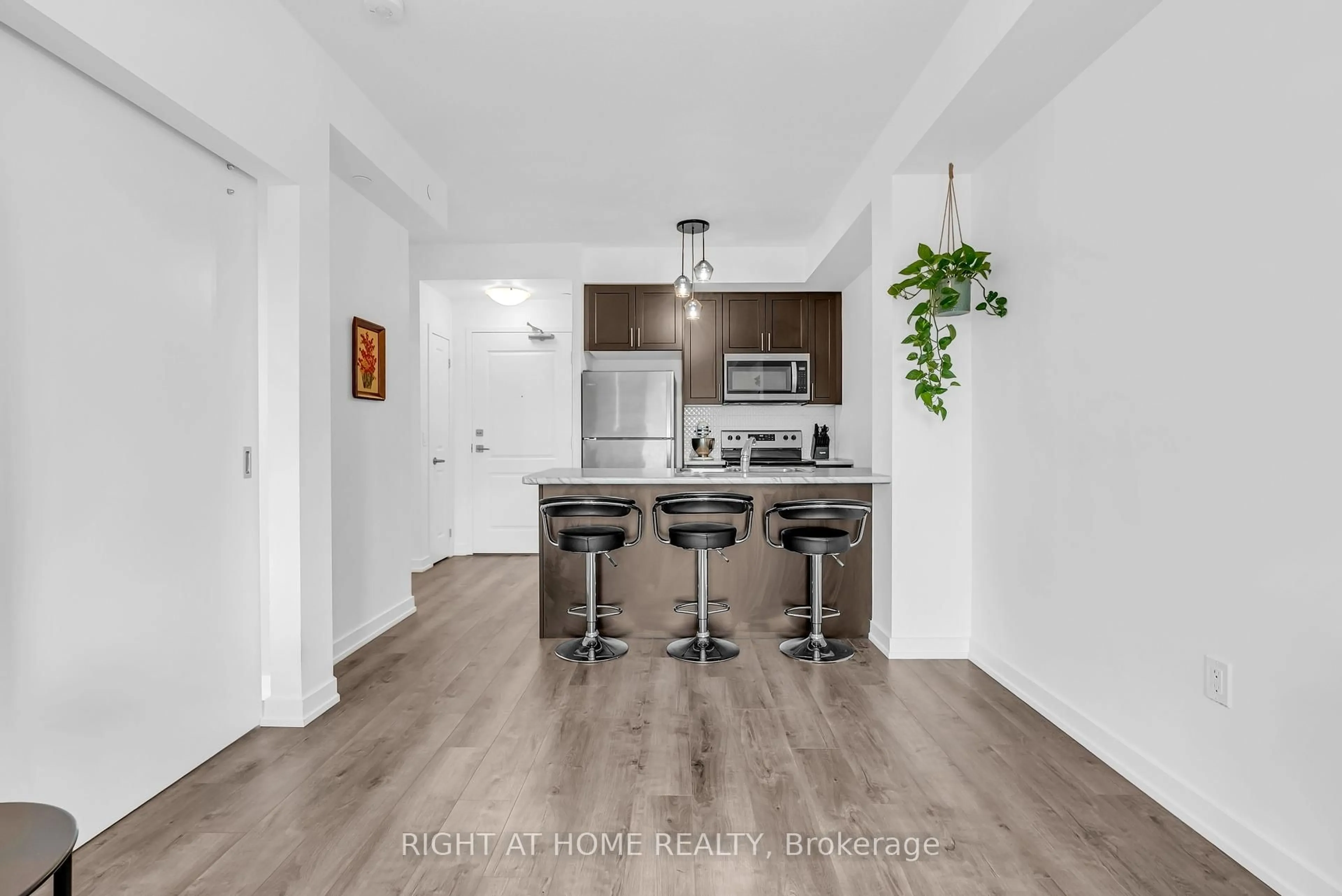 Open concept kitchen, unknown for 5055 Greenlane Rd #208, Lincoln Ontario L3J 2J3