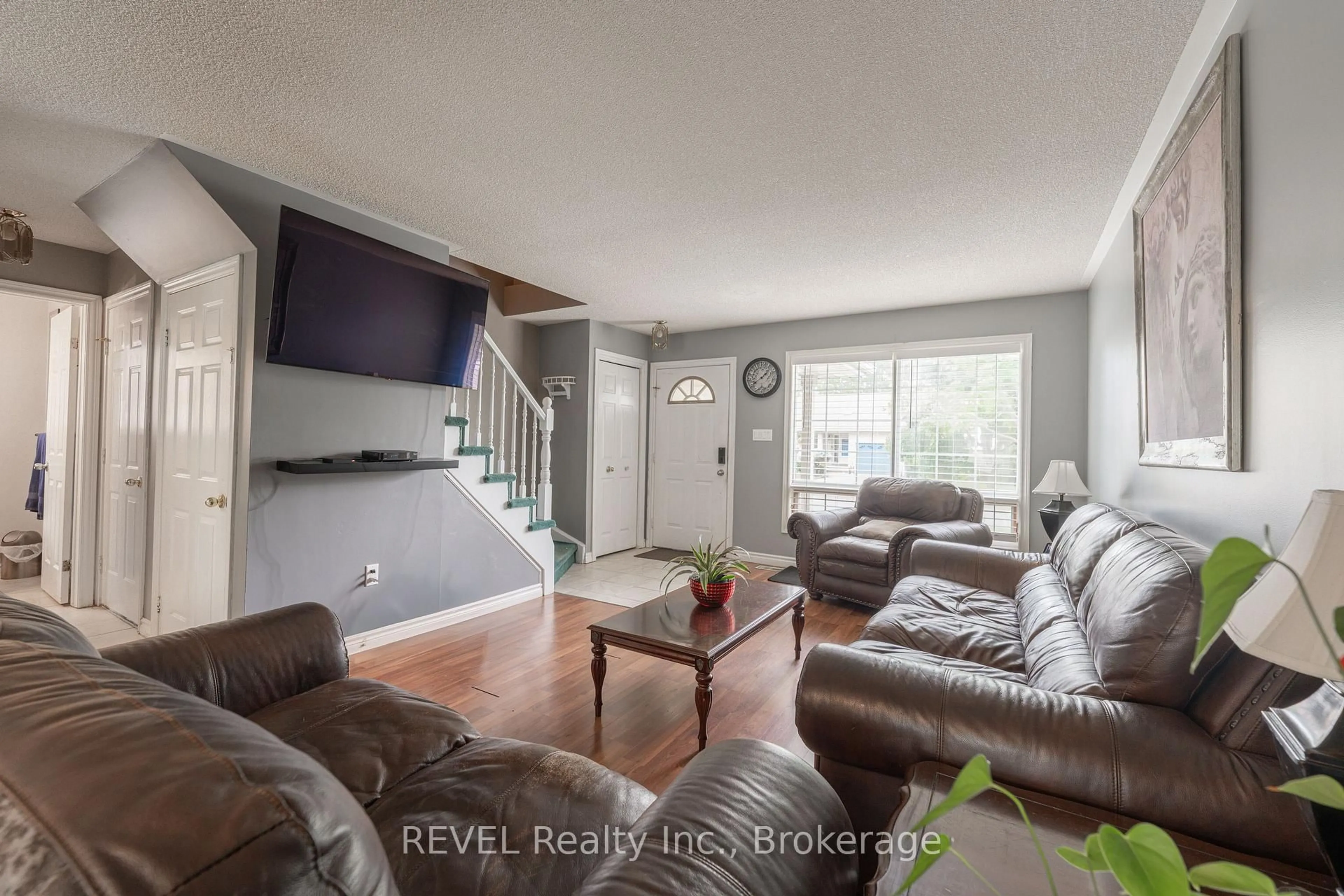 Living room with furniture, unknown for 6615 Harper Dr, Niagara Falls Ontario L2E 7H7