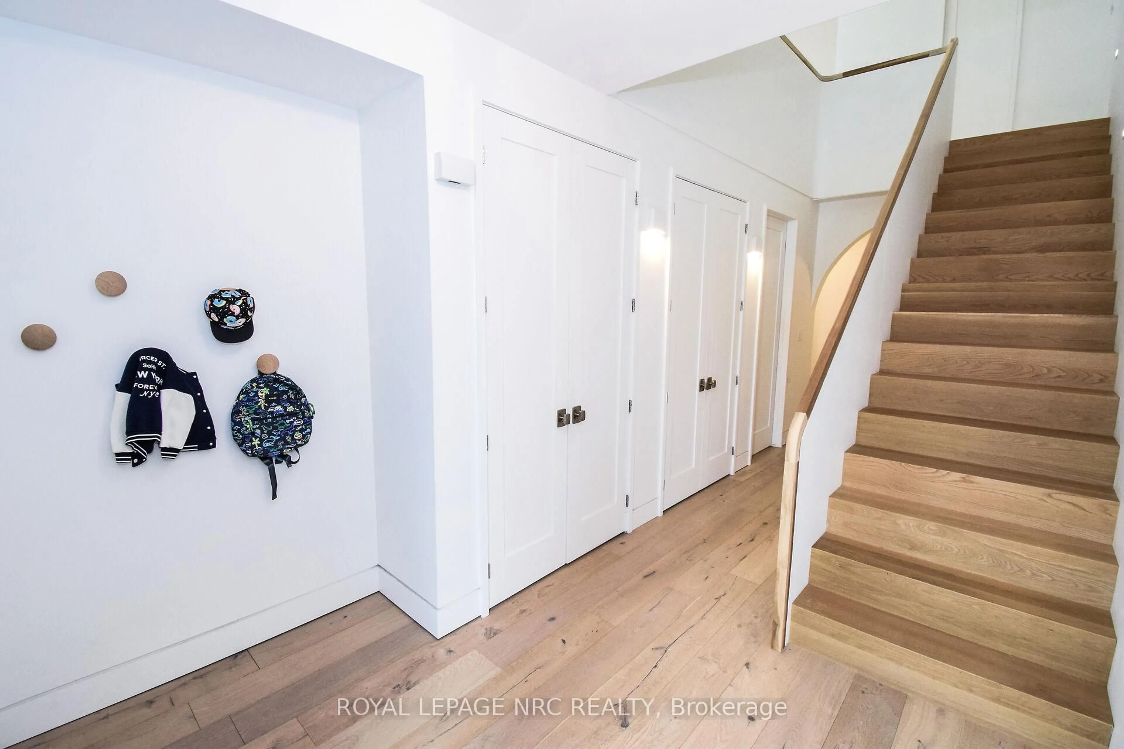 Indoor entryway for 82 IVY Cres, Thorold Ontario L2V 0J9