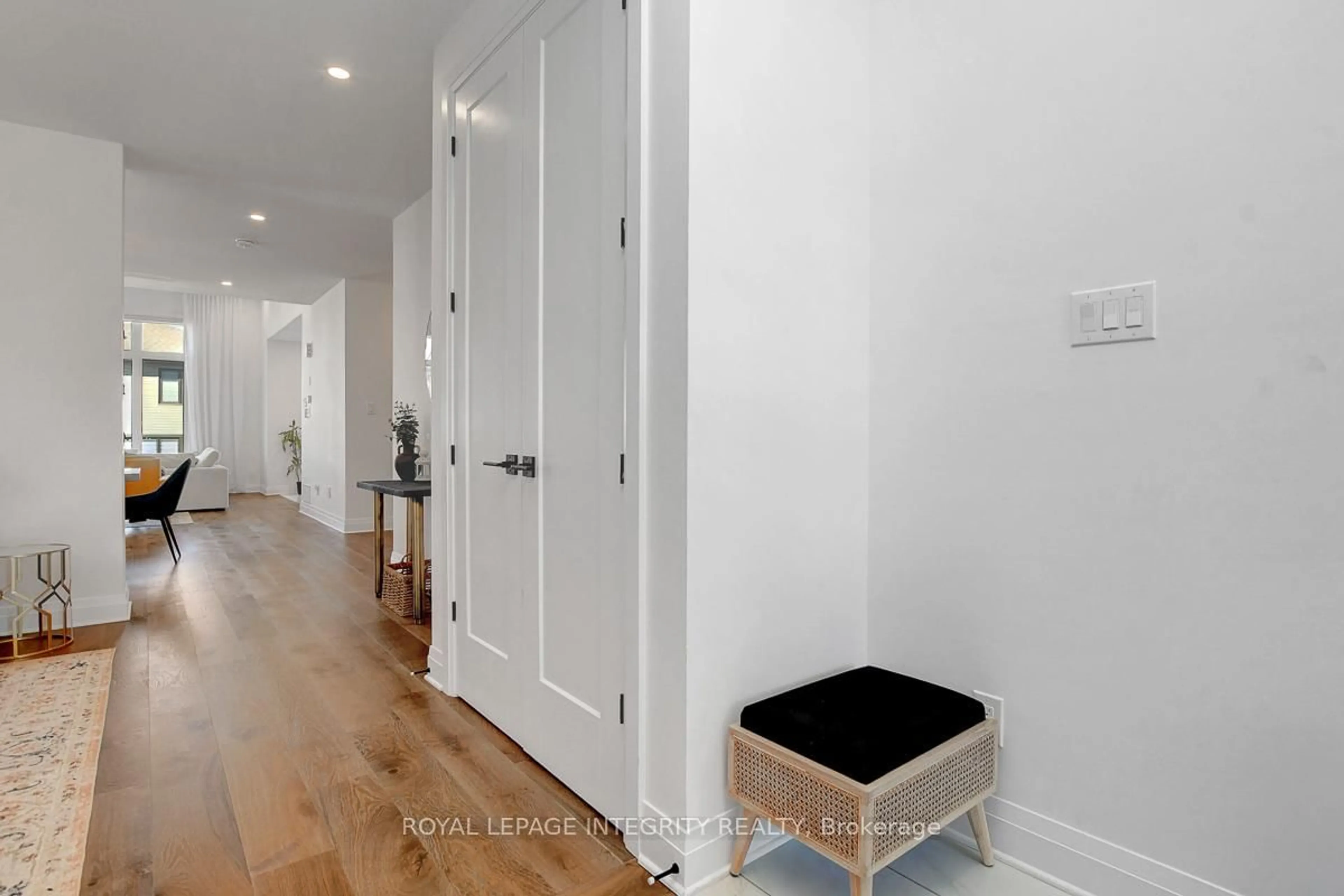 Indoor entryway for 275 Ginebik Way, Ottawa Ontario K1X 0H5