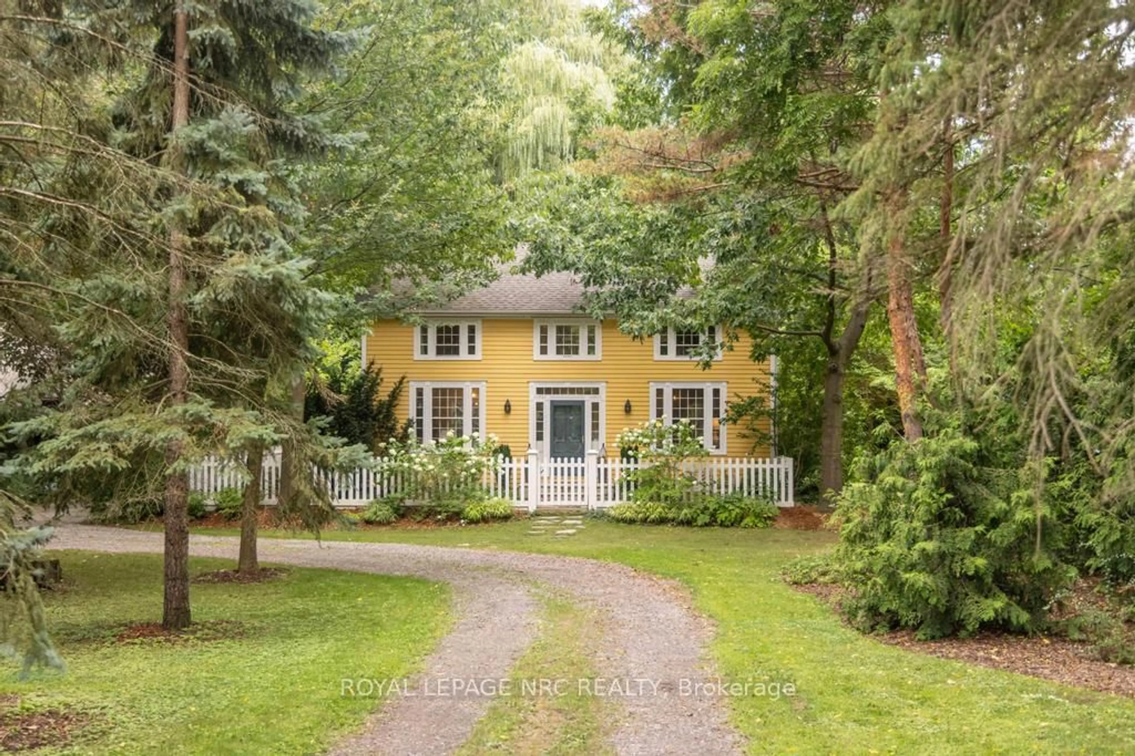 Patio, street for 85 Queenston St, Niagara-on-the-Lake Ontario L0S 1L0