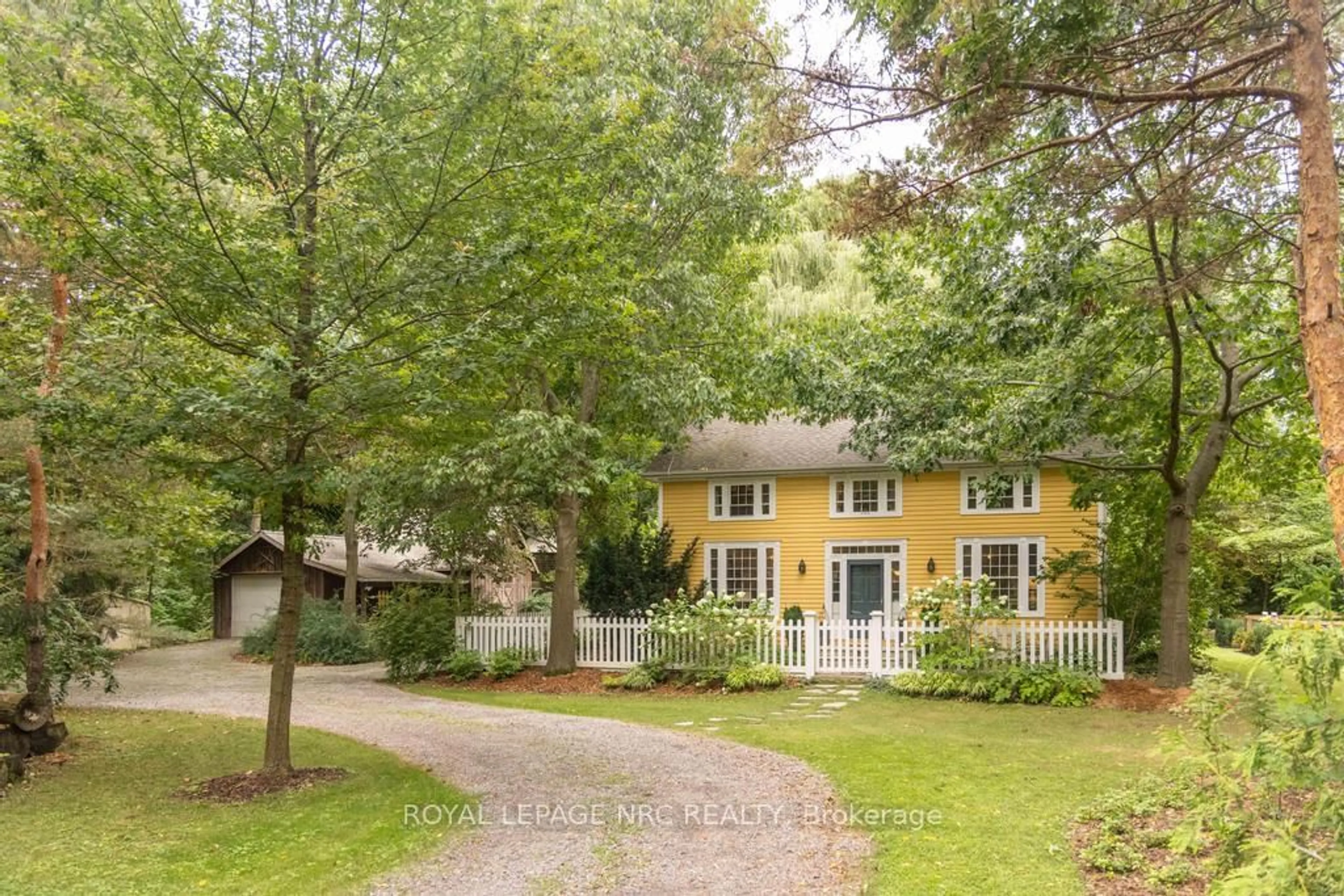 A pic from outside/outdoor area/front of a property/back of a property/a pic from drone, street for 85 Queenston St, Niagara-on-the-Lake Ontario L0S 1L0