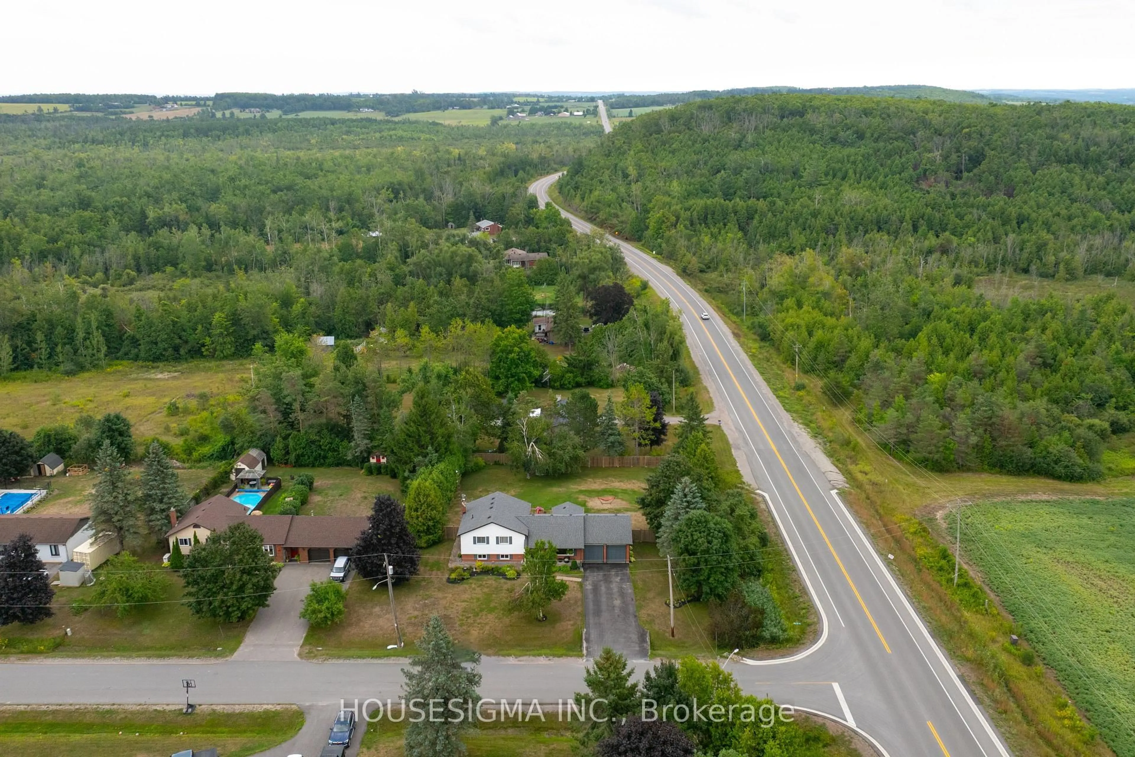 A pic from outside/outdoor area/front of a property/back of a property/a pic from drone, unknown for 925 Blue Jay St, Cavan Monaghan Ontario L0A 1C0