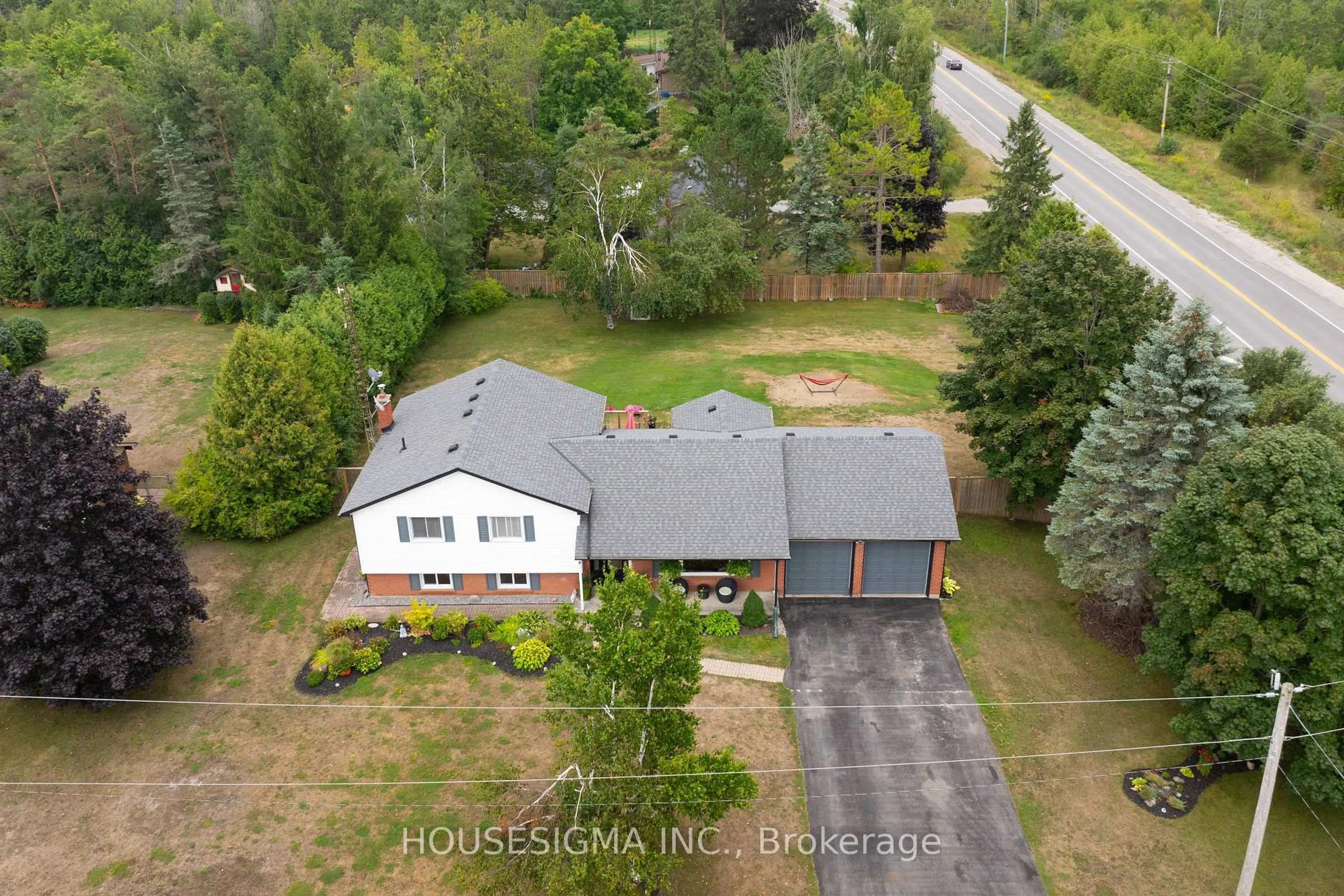 A pic from outside/outdoor area/front of a property/back of a property/a pic from drone, unknown for 925 Blue Jay St, Cavan Monaghan Ontario L0A 1C0
