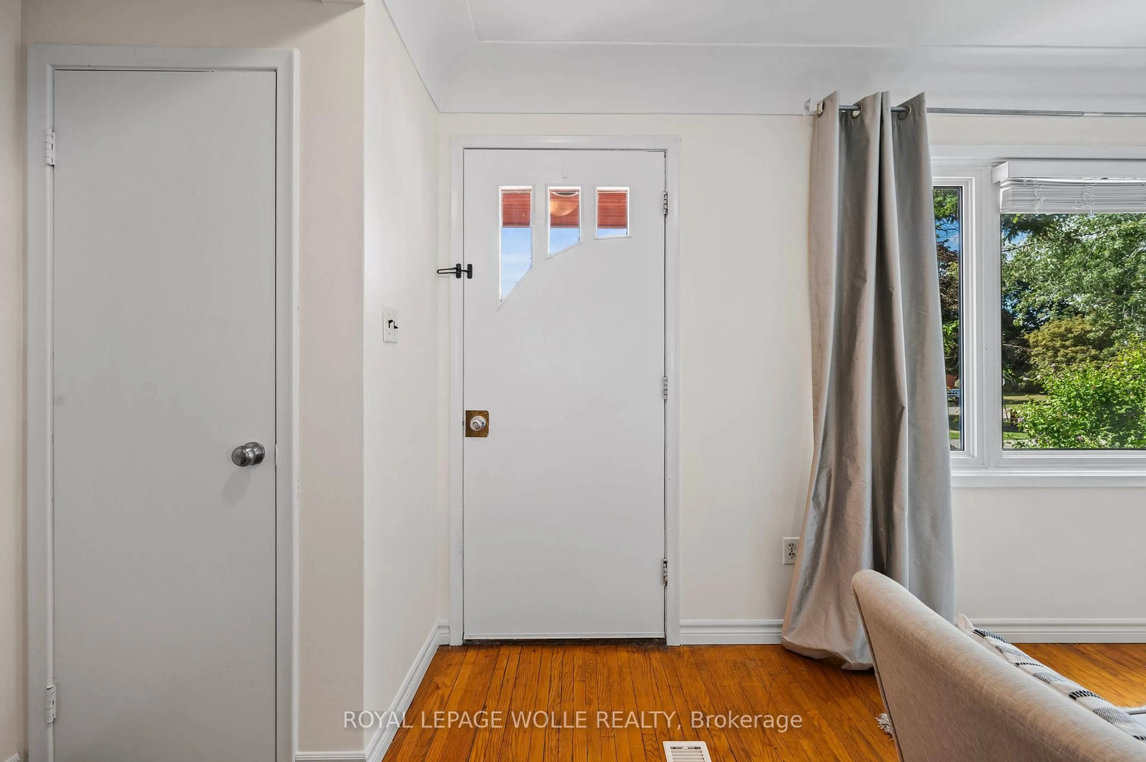 Indoor entryway for 91 Wilfred Ave, Kitchener Ontario N2A 1W9