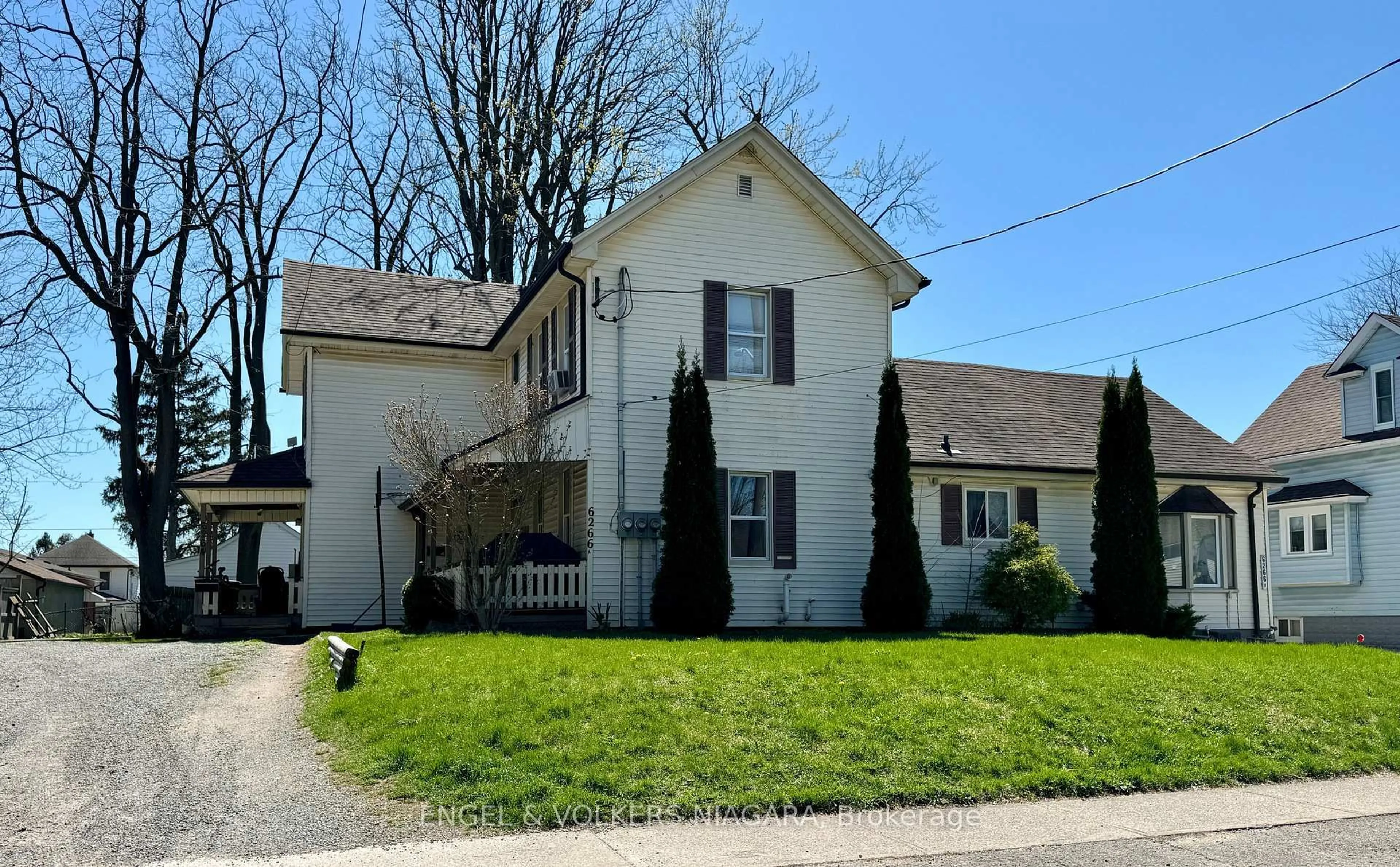 A pic from outside/outdoor area/front of a property/back of a property/a pic from drone, street for 6266 Culp St, Niagara Falls Ontario L2G 2C1