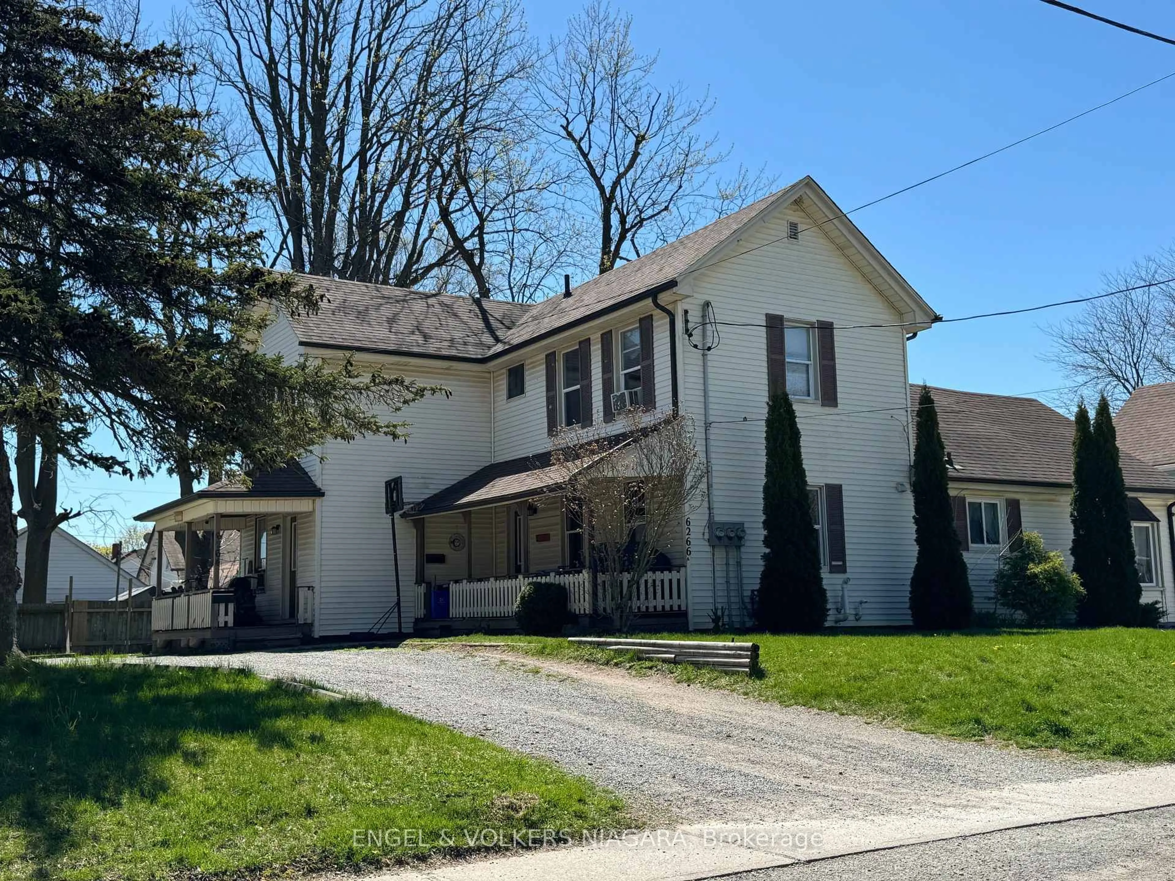 A pic from outside/outdoor area/front of a property/back of a property/a pic from drone, street for 6266 Culp St, Niagara Falls Ontario L2G 2C1