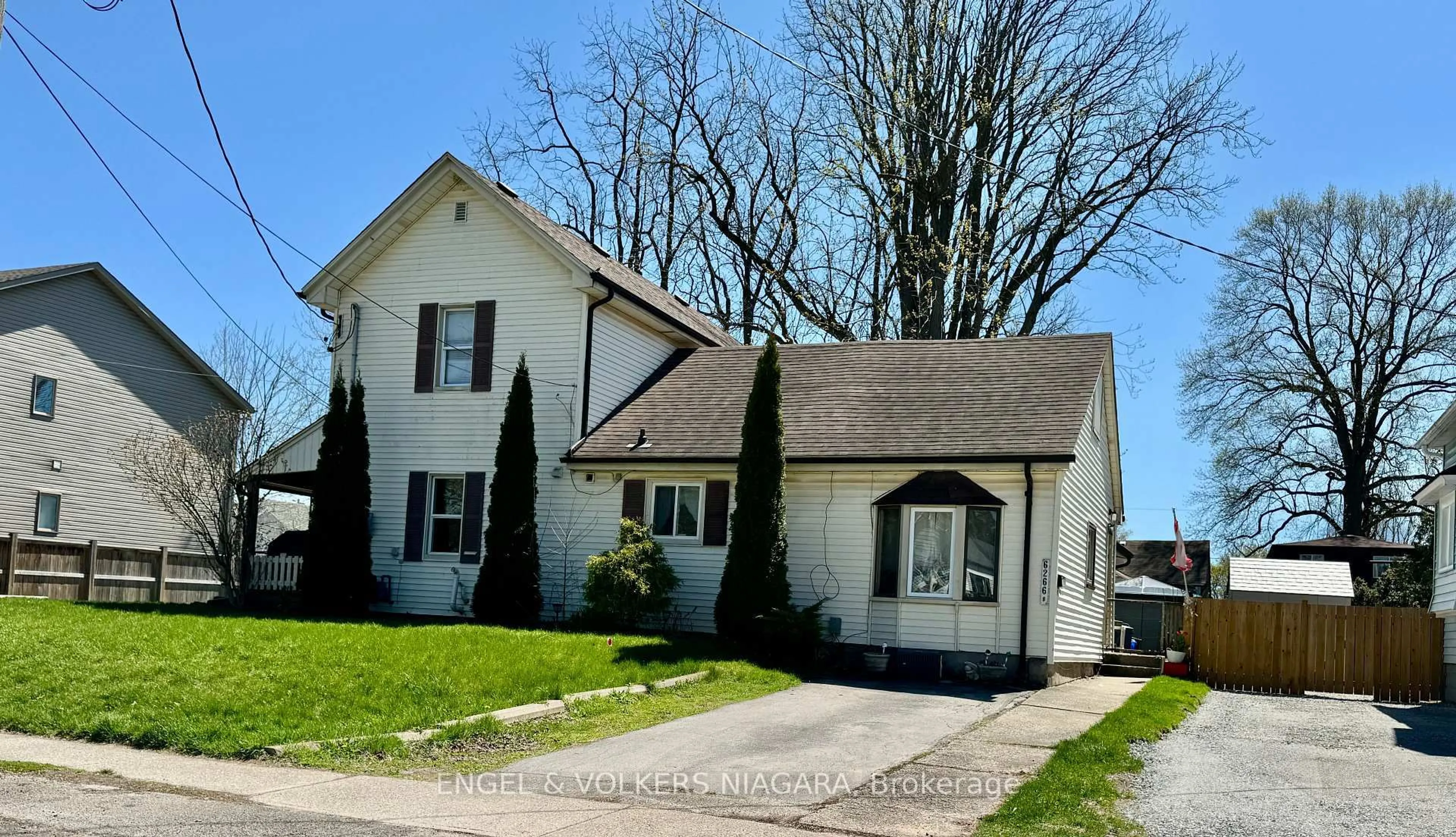Home with vinyl exterior material, street for 6266 Culp St, Niagara Falls Ontario L2G 2C1