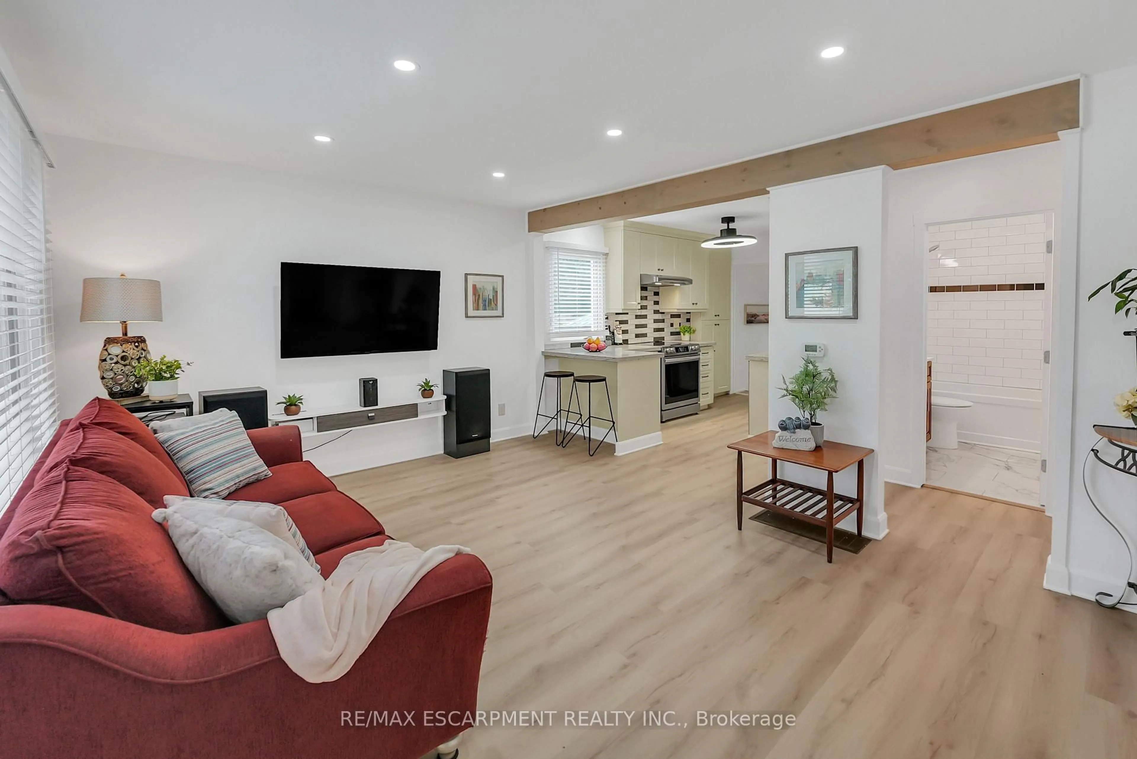 Living room with furniture, unknown for 1 Waverley Rd, St. Catharines Ontario L2M 5T5