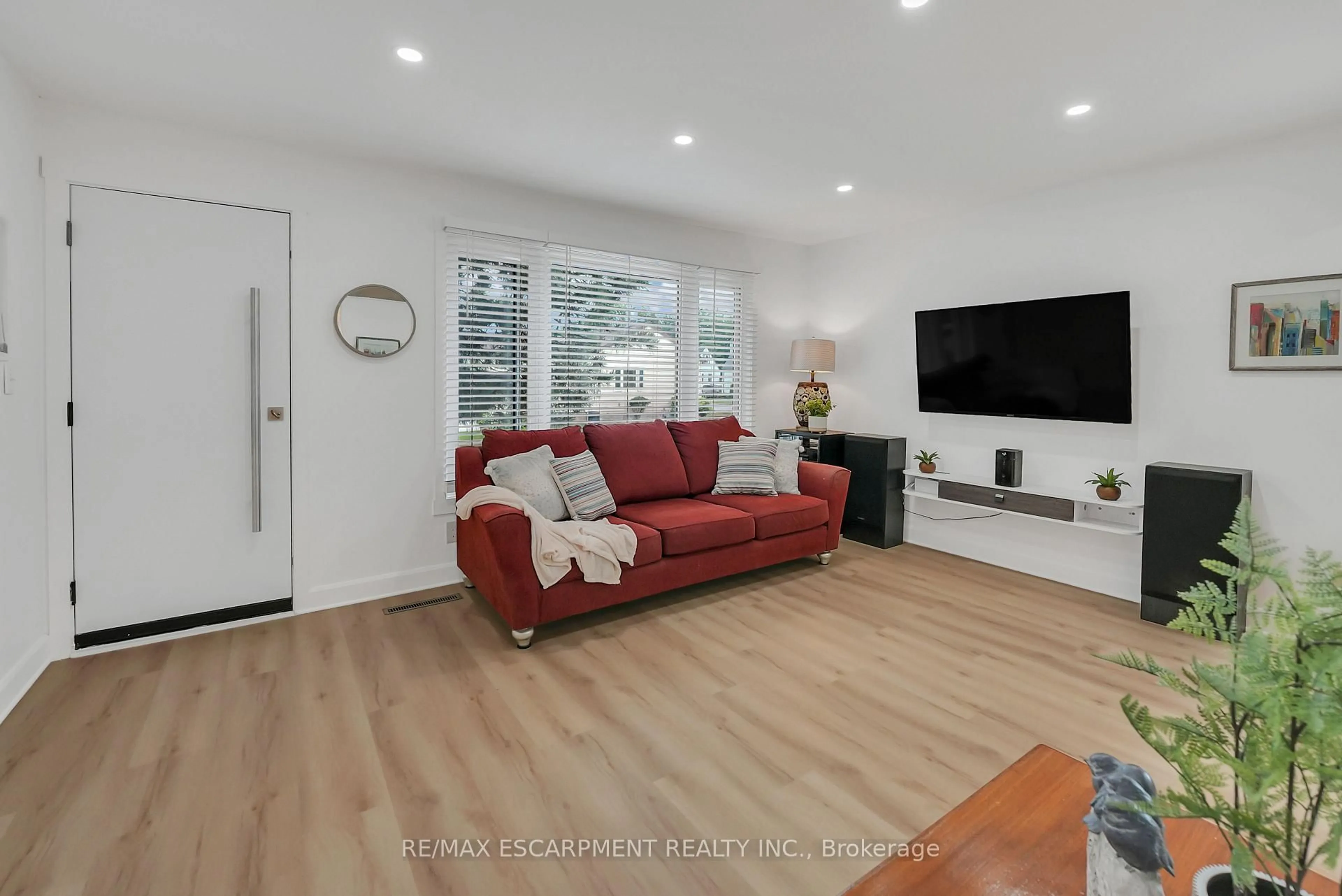 Living room with furniture, unknown for 1 Waverley Rd, St. Catharines Ontario L2M 5T5