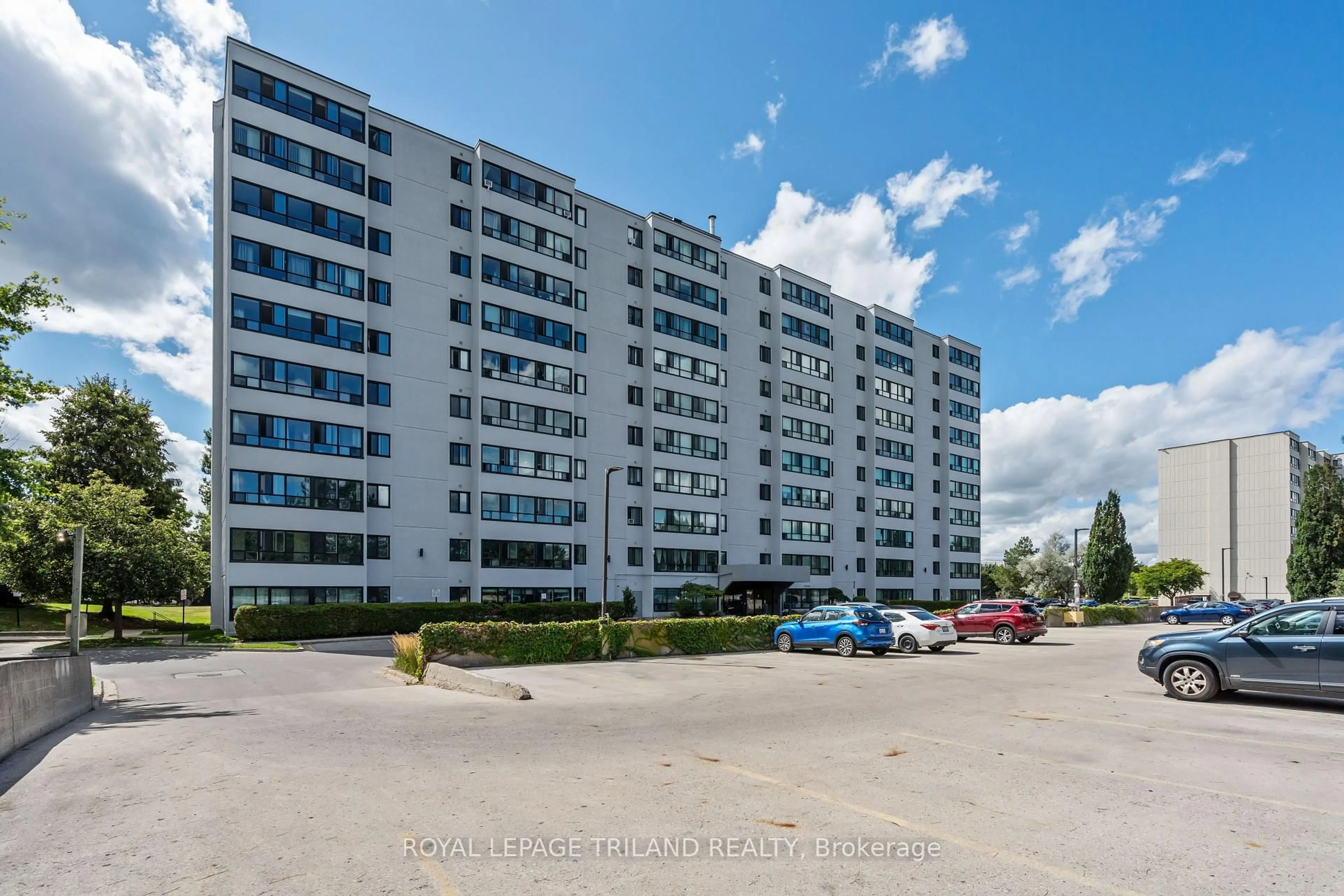 A pic from outside/outdoor area/front of a property/back of a property/a pic from drone, building for 600 GRENFELL Dr #212, London North Ontario N5X 2R8