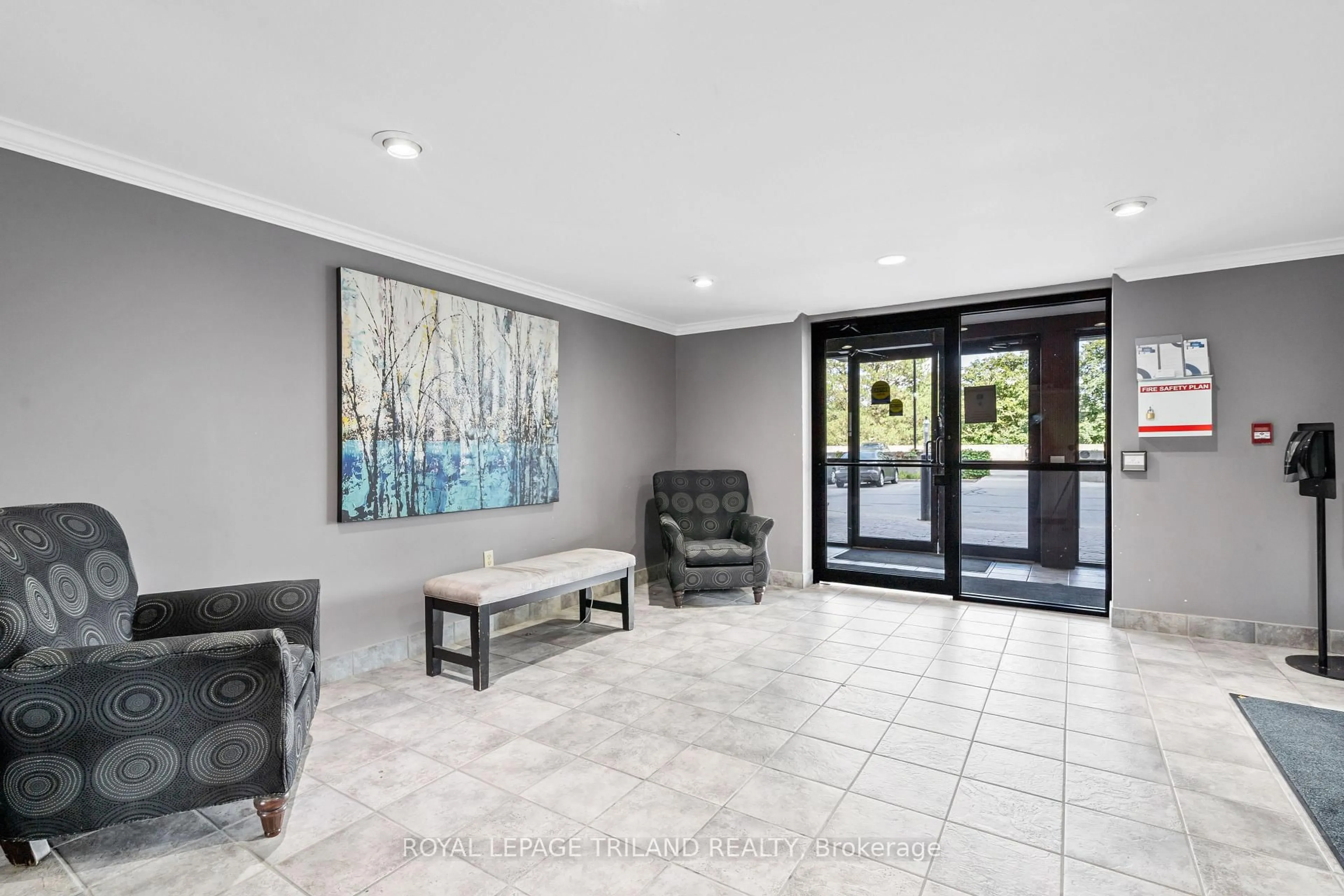 Indoor foyer for 600 GRENFELL Dr #212, London North Ontario N5X 2R8