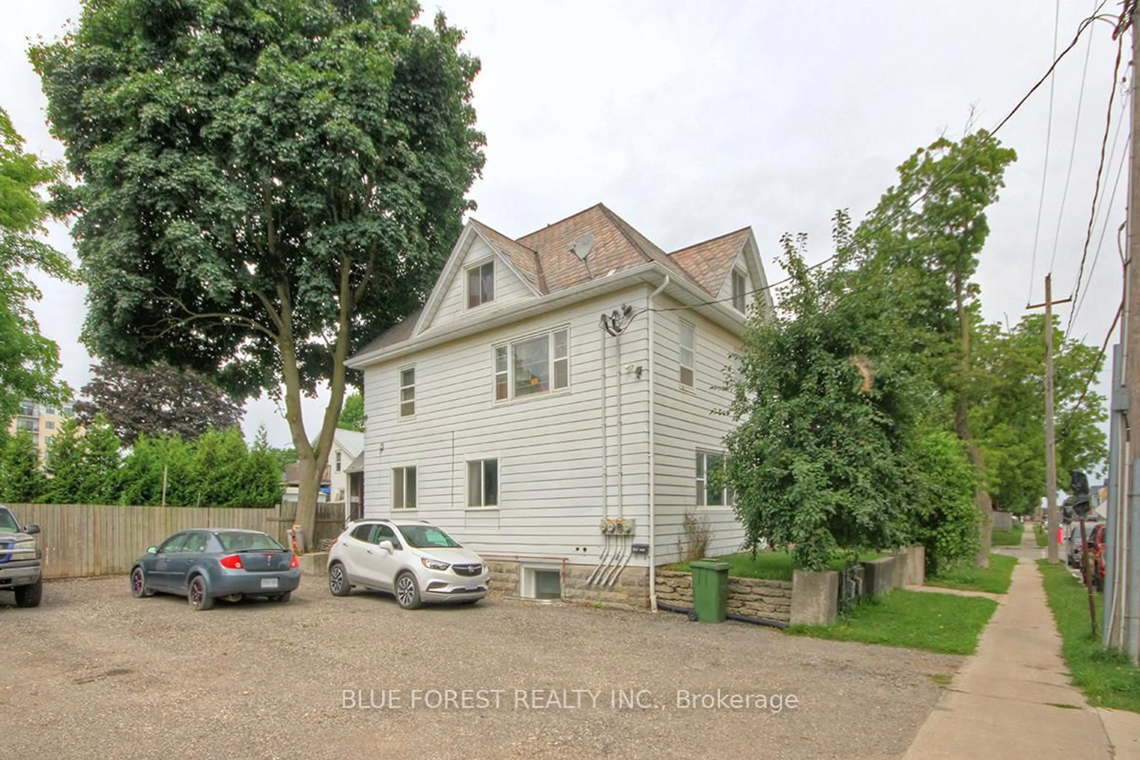 A pic from outside/outdoor area/front of a property/back of a property/a pic from drone, street for 180 Ross St, St. Thomas Ontario N5R 3Y3