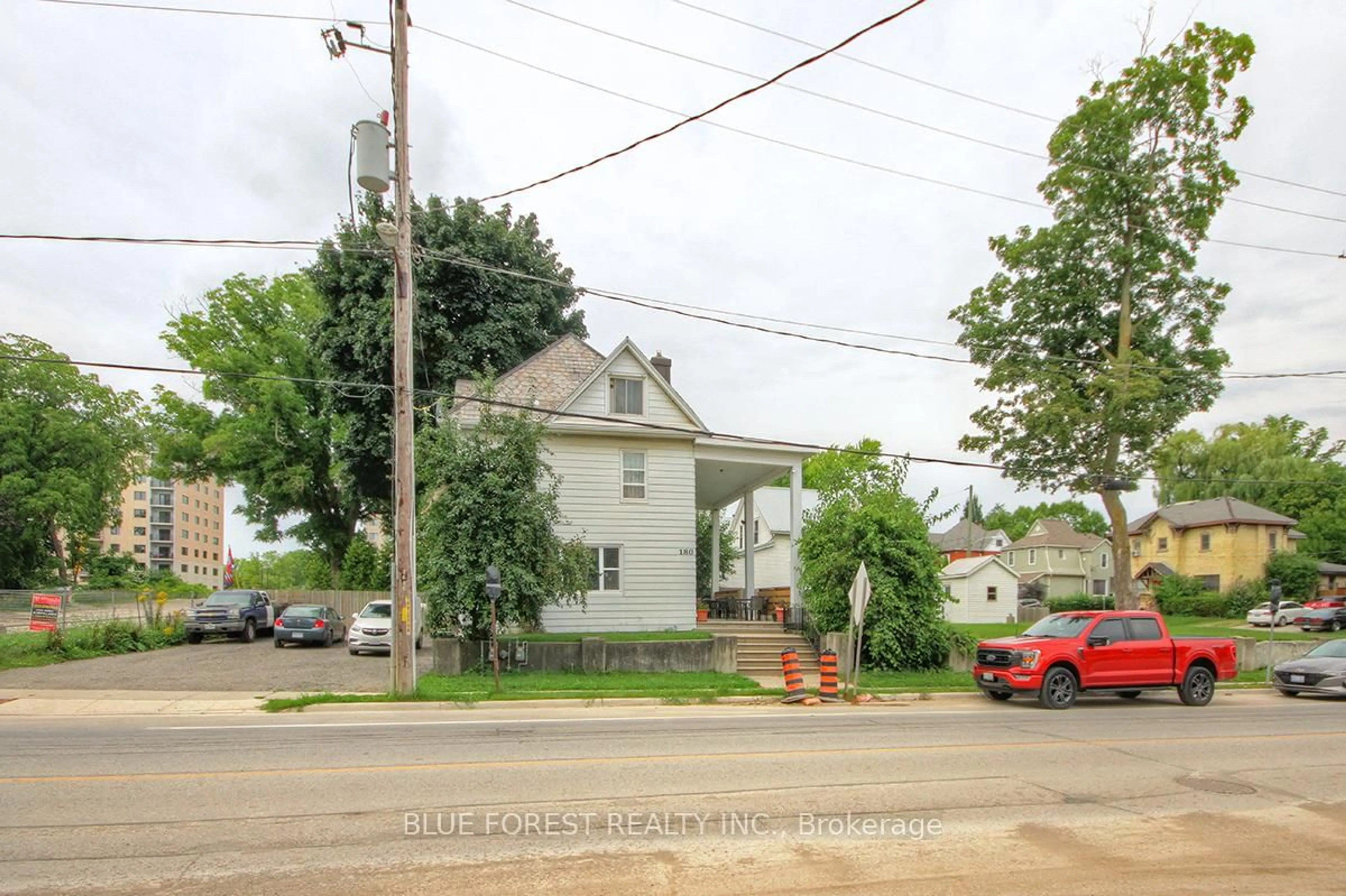 A pic from outside/outdoor area/front of a property/back of a property/a pic from drone, street for 180 Ross St, St. Thomas Ontario N5R 3Y3