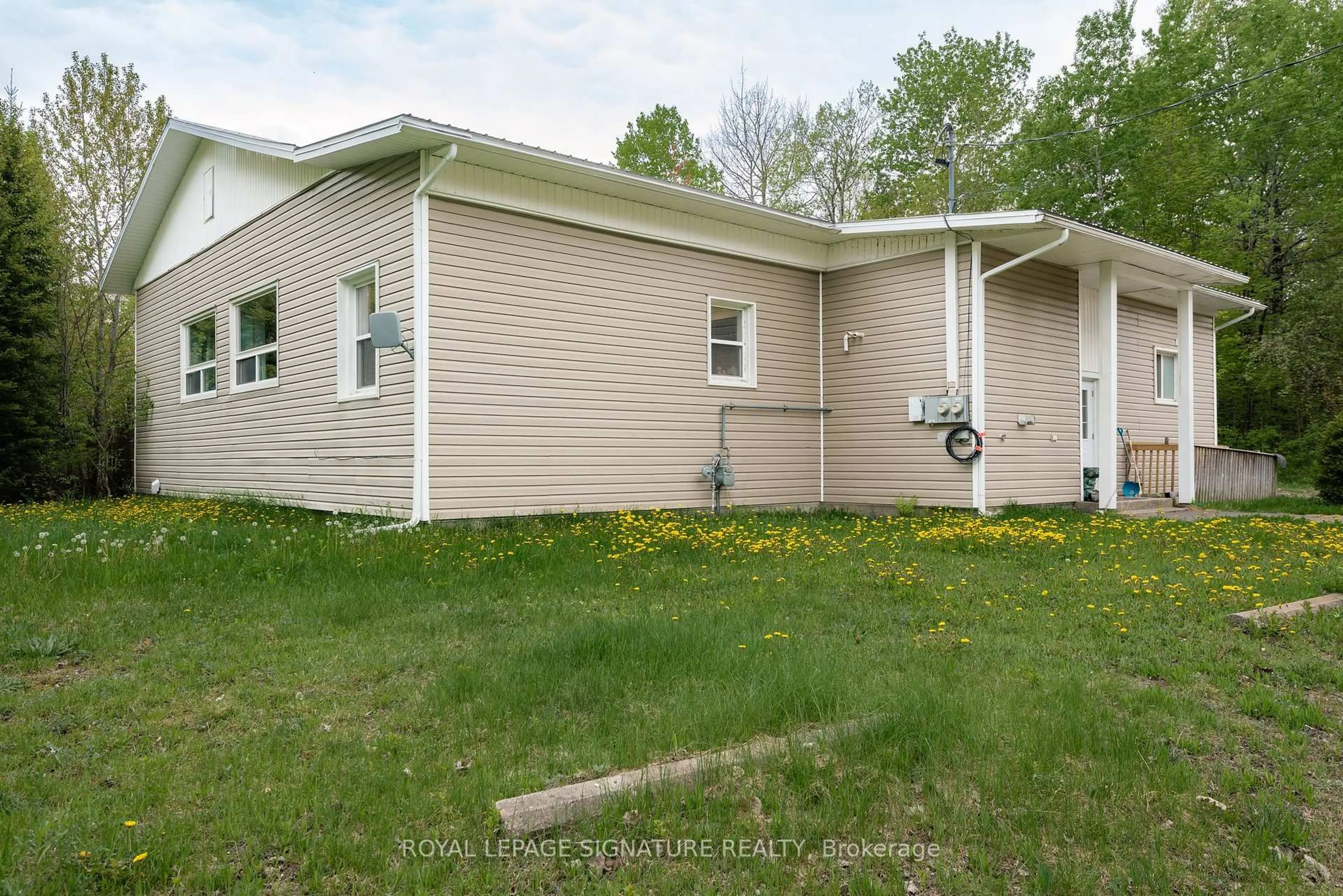 Home with vinyl exterior material, building for 131 Cedar Heights Dr, North Bay Ontario P1B 8G3