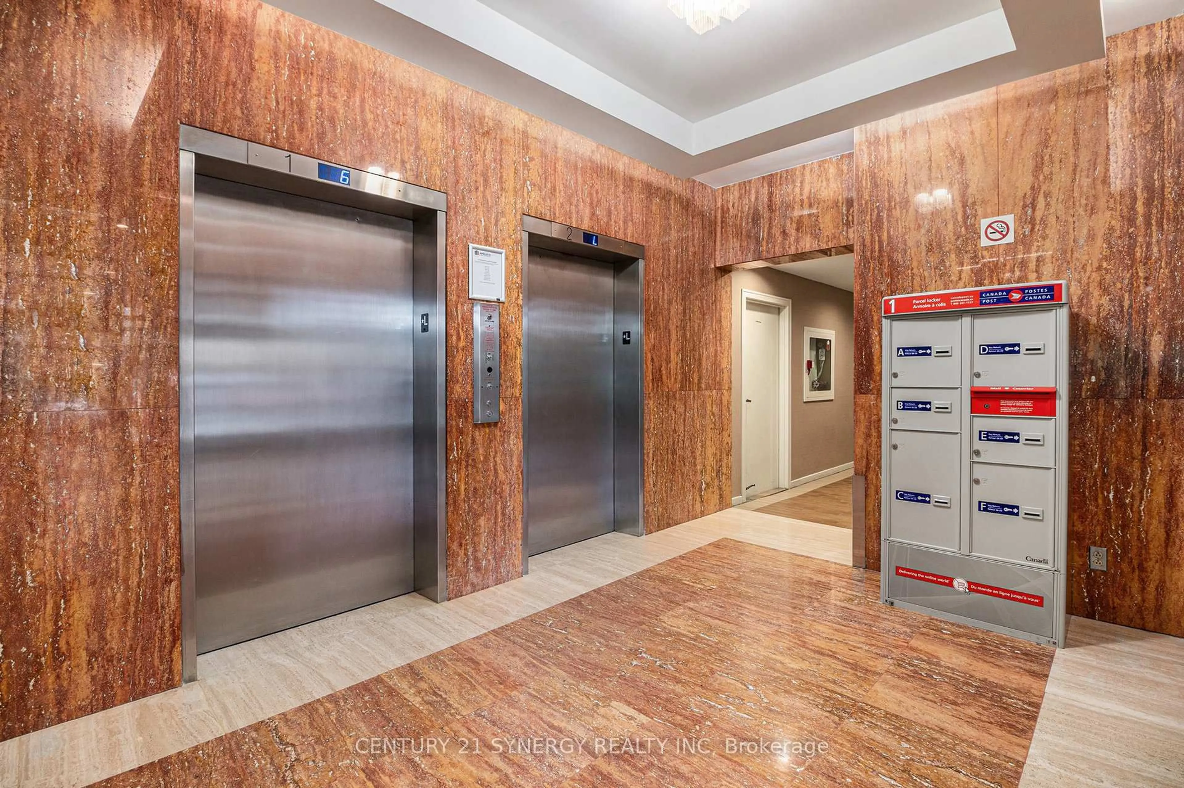 Indoor foyer for 475 Laurier Ave #306, Ottawa Ontario K1R 7X1