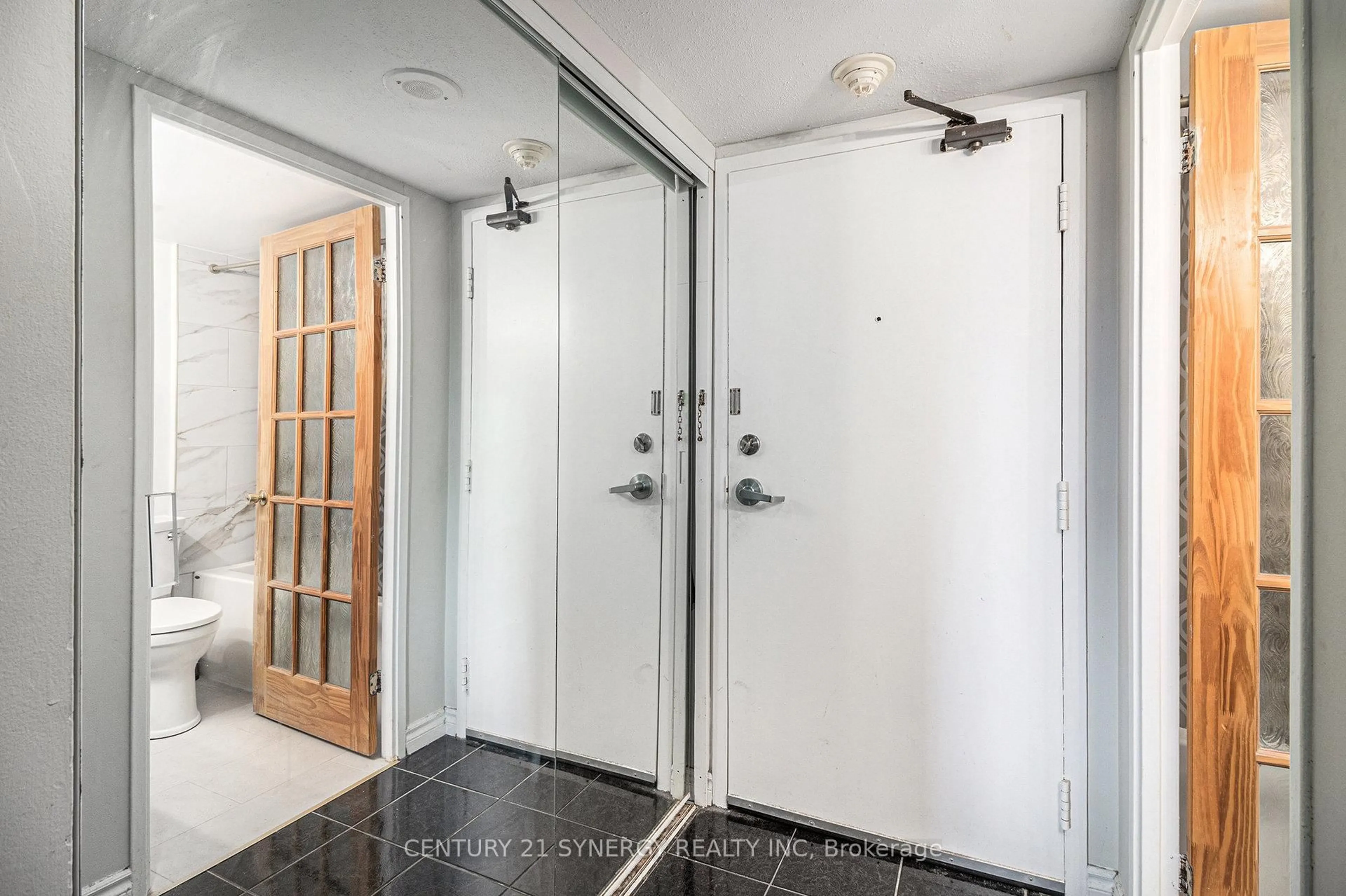 Indoor entryway for 475 Laurier Ave #306, Ottawa Ontario K1R 7X1